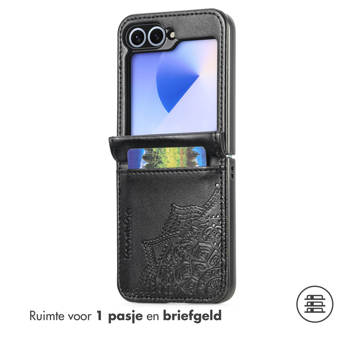Zwarte telefoonhoes met telefoon erin, kaart in de zak en decoratief ontwerp. Tekst: 'Ruimte voor 1 kaart en geld'.