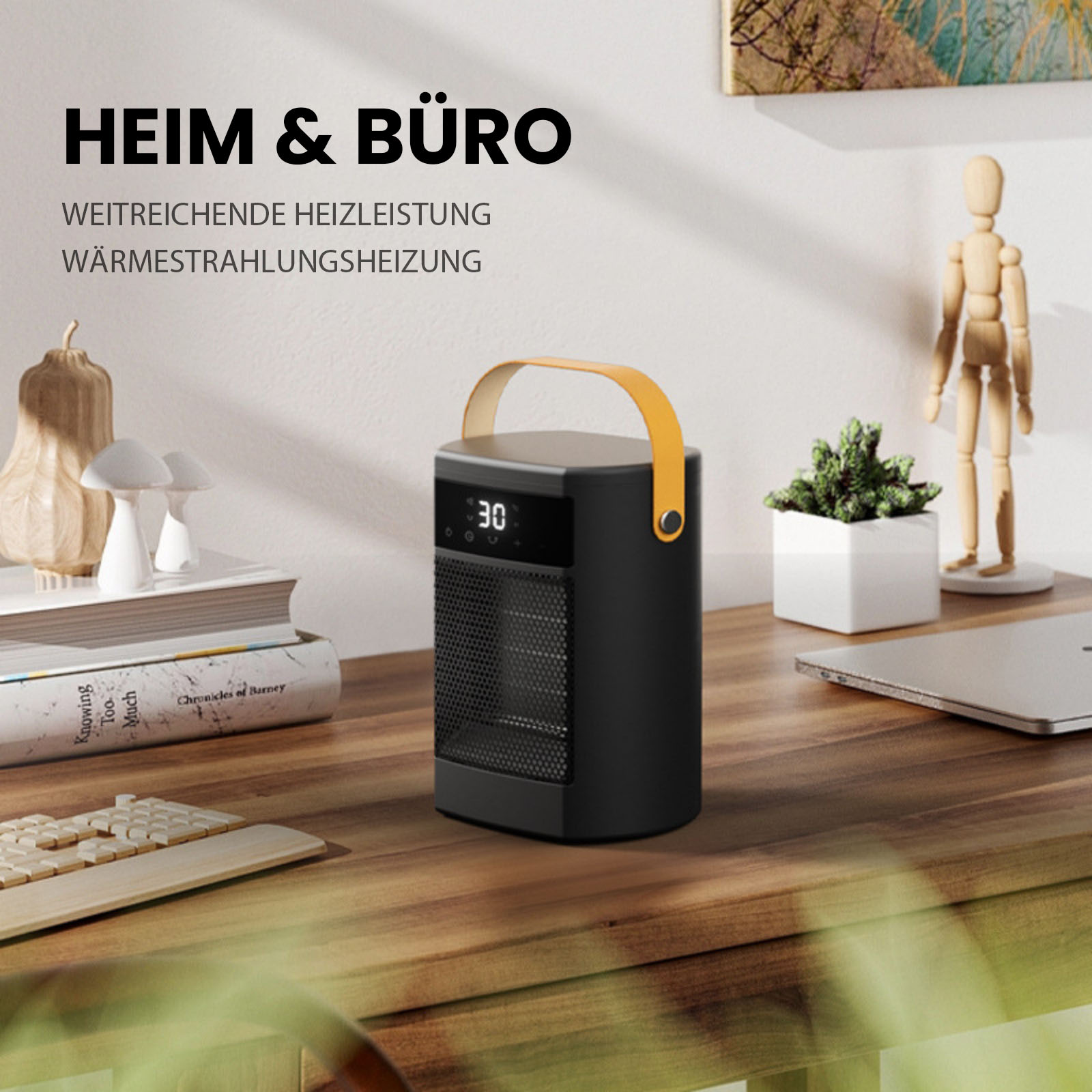 Ein schwarzer Heizlüfter mit orangefarbenem Griff steht auf einem Holzschreibtisch. Bücher, eine Tastatur und Dekorationen befinden sich ebenfalls auf dem Schreibtisch.