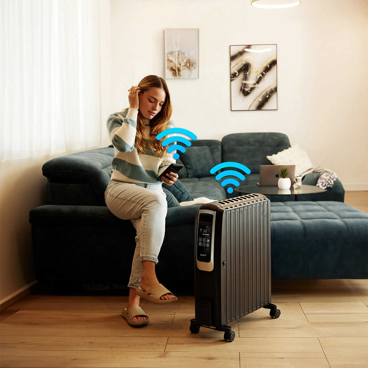 Kobieta używa telefonu w pobliżu czarnego grzejnika z ikonami sygnału Wi-Fi. Siedzi na kanapie w nowoczesnym salonie.