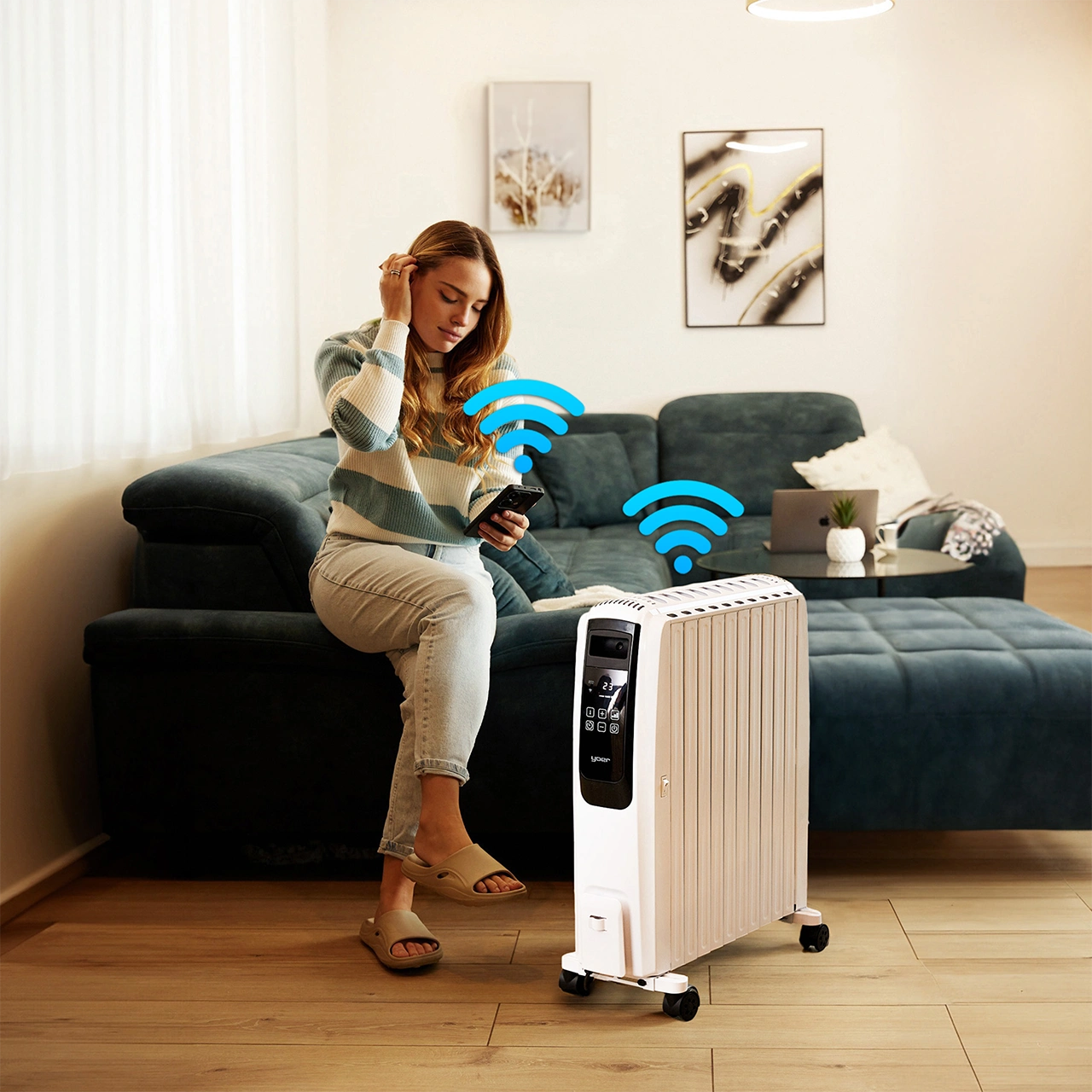 Kobieta używa telefonu, kontrolując biały grzejnik. Symbole WiFi. Sofa i sztuka w tle.