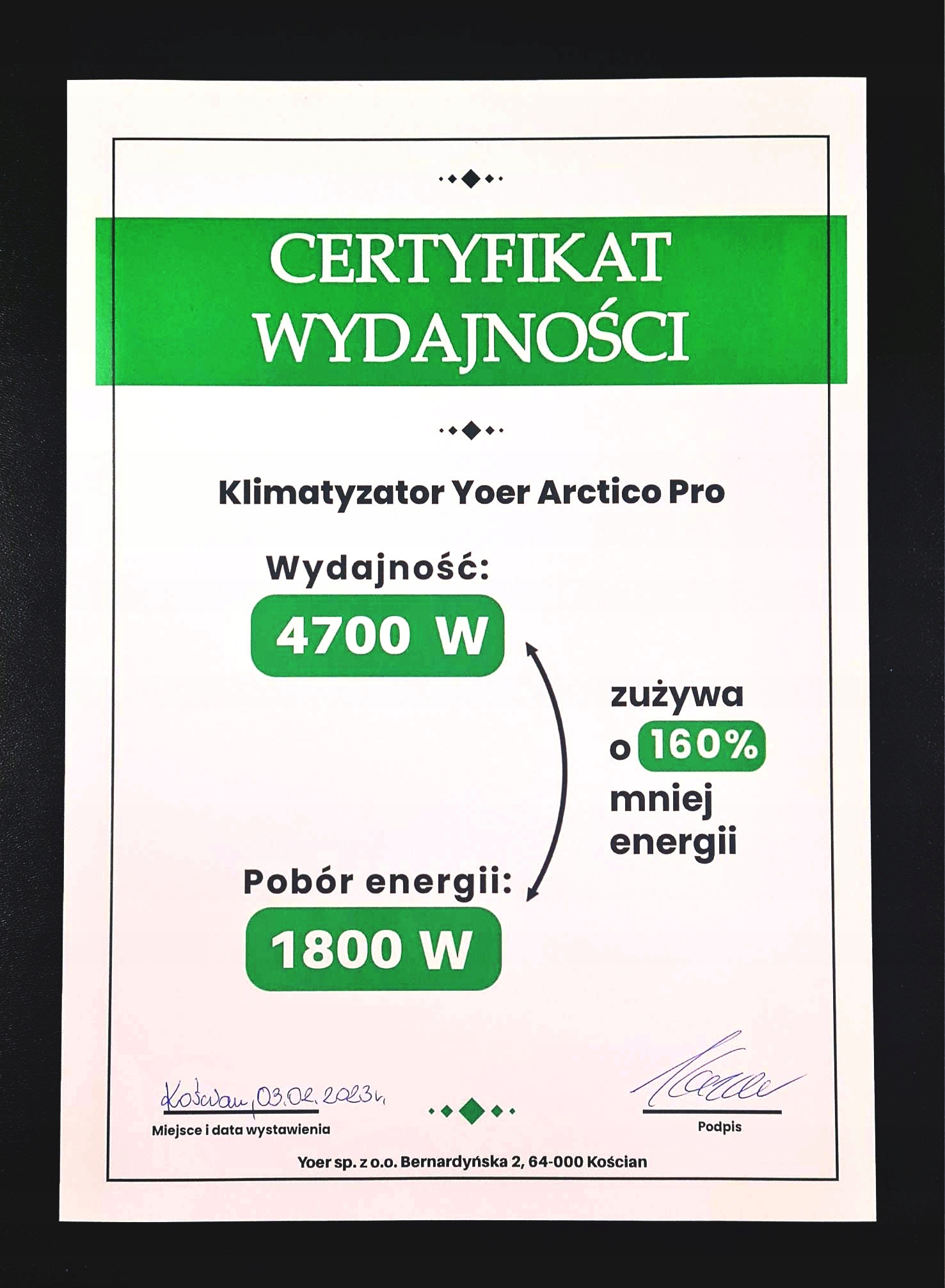 Biały certyfikat z zielonymi sekcjami. Tekst brzmi 'CERTYFIKAT WYDAJNOŚCI' i zawiera szczegóły dotyczące klimatyzatora, w tym zużycie energii.