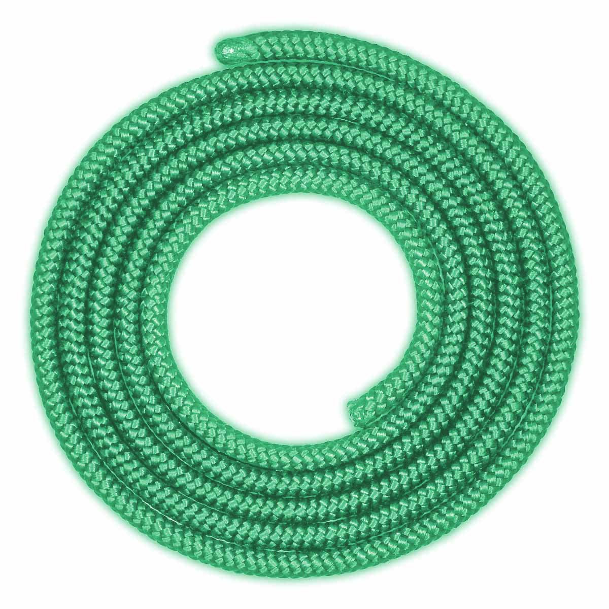 Una corda verde brillante arrotolata centrata su uno sfondo bianco, formando una forma circolare.