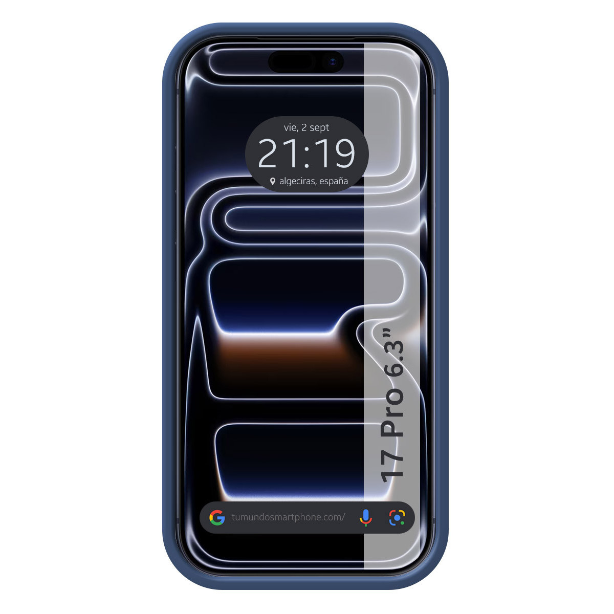 Uno smartphone, racchiuso in una custodia blu, mostra un orologio e una barra di ricerca. Lo schermo mostra uno sfondo scuro con linee luminose.