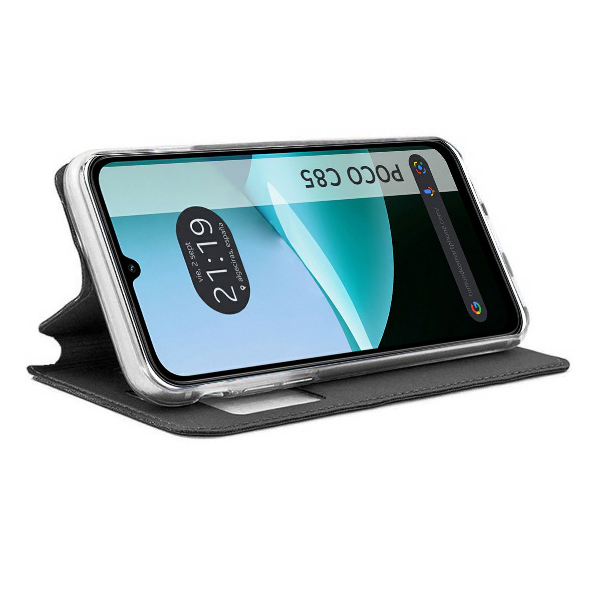 Uno smartphone in una custodia protettiva, aperto e angolato. Lo schermo mostra l'ora e Poco C85. La custodia è nera.