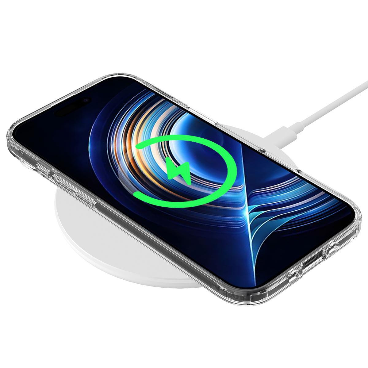 Un telefono con custodia trasparente si sta caricando in modalità wireless. Lo schermo mostra un simbolo di ricarica. Un caricatore bianco è collegato.