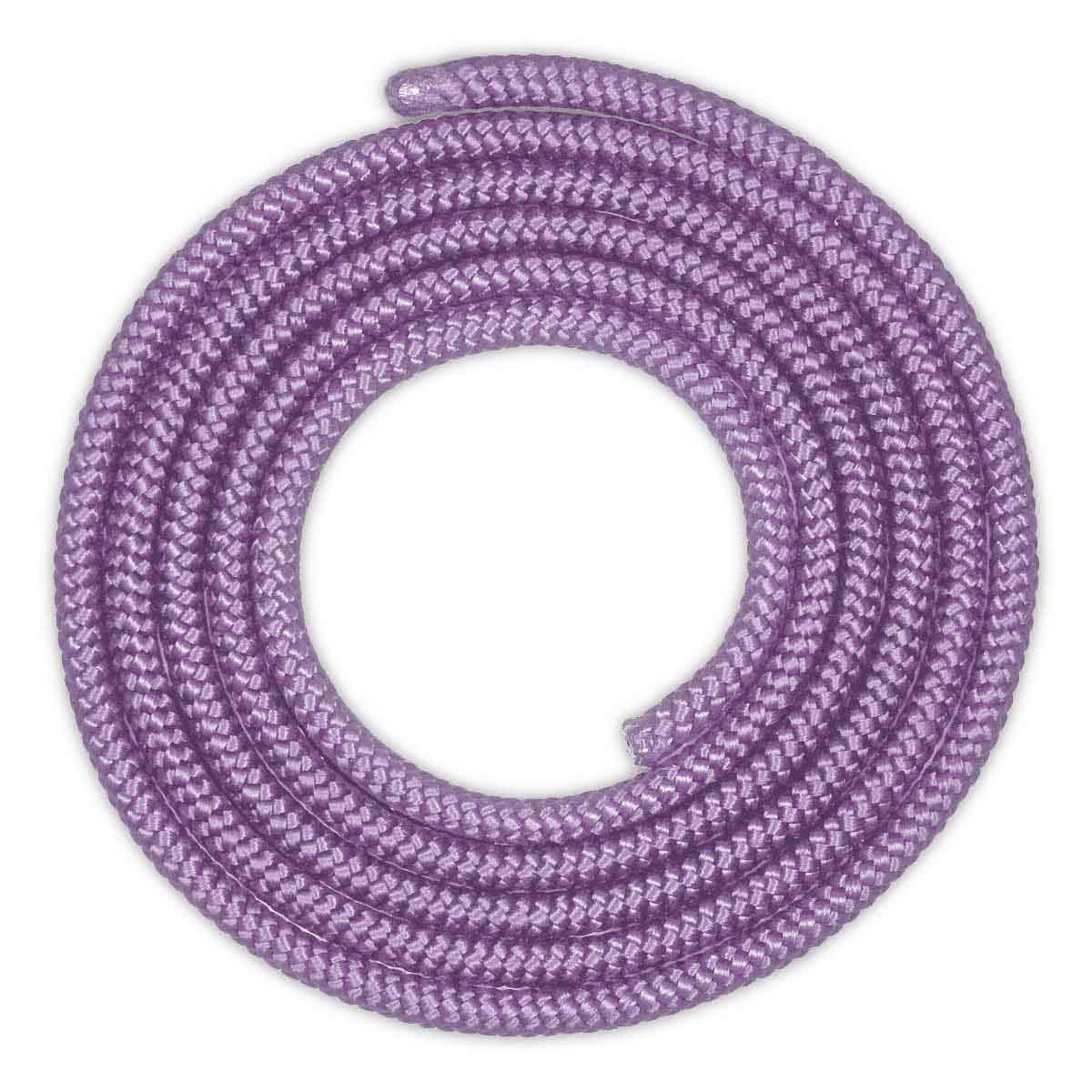 Una corda viola arrotolata è centrata su sfondo bianco. La corda è ben intrecciata, la sua estremità leggermente sfilacciata.