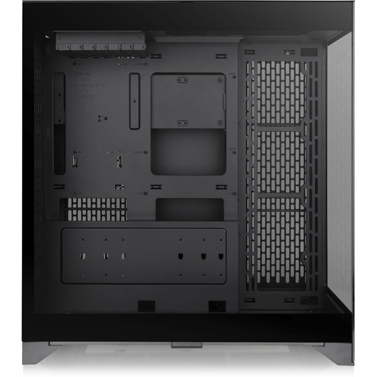 Case per computer nero aperto con pannello laterale in vetro. Scomparti interni visibili, incluso un pannello metallico perforato.