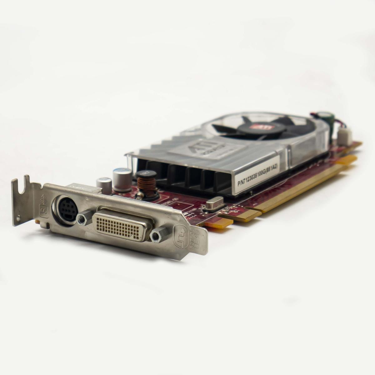 Una scheda grafica per computer, con dissipatore e ventola in metallo. La scheda ha varie porte ed è posta su sfondo bianco.