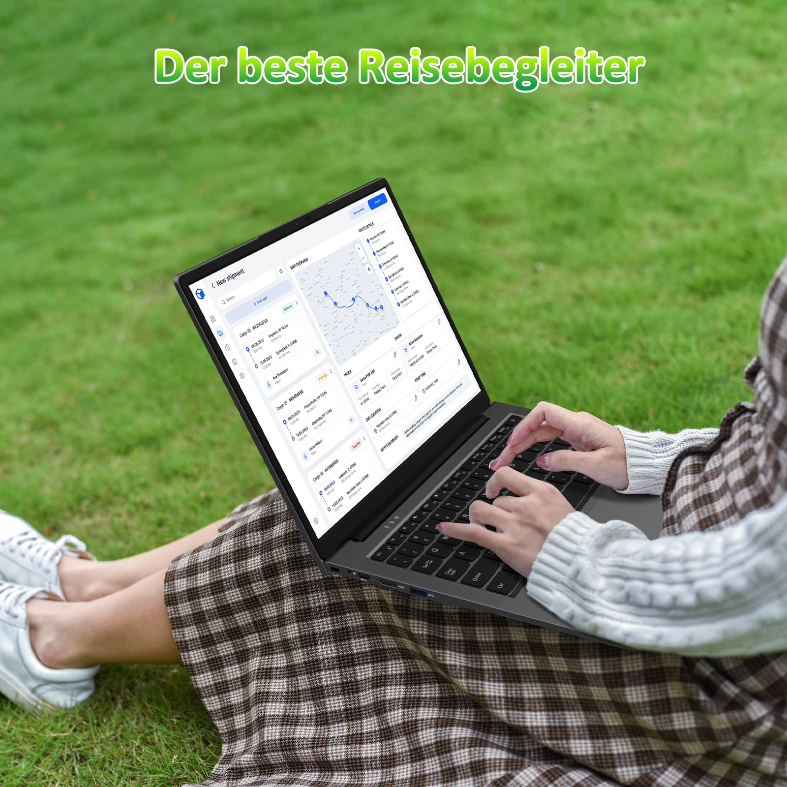 Eine Person sitzt auf Gras und arbeitet an einem Laptop, der Versanddetails anzeigt. Der Text oben lautet: 'Der beste Reisebegleiter'.
