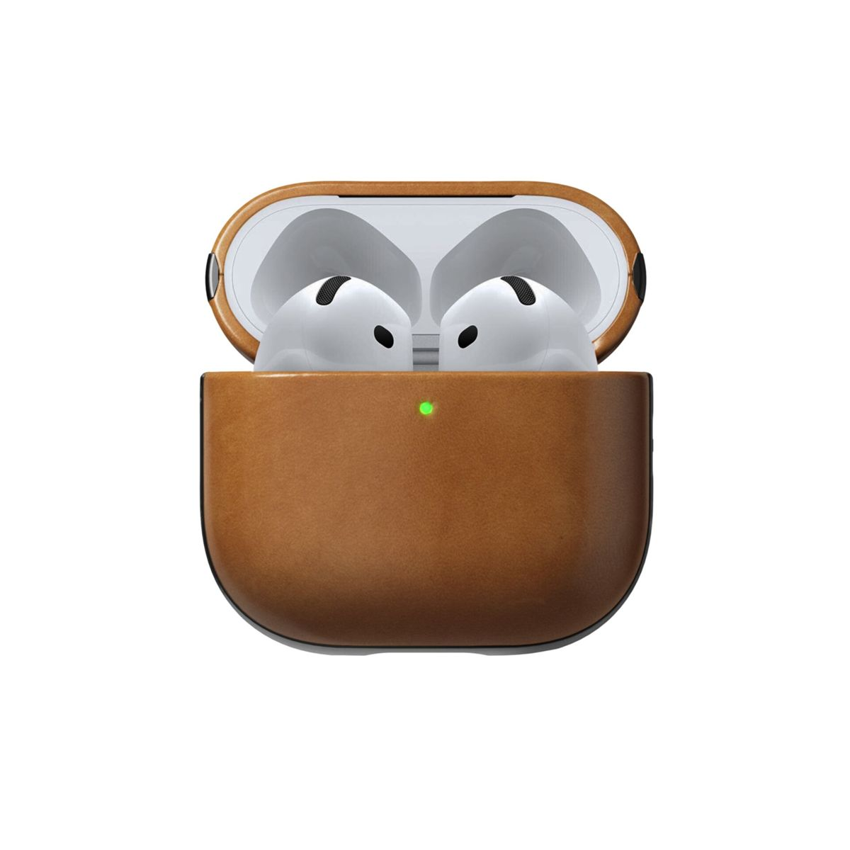 Custodia AirPods in pelle marrone aperta con AirPods bianche all'interno. Una luce verde è accesa. Sfondo bianco.