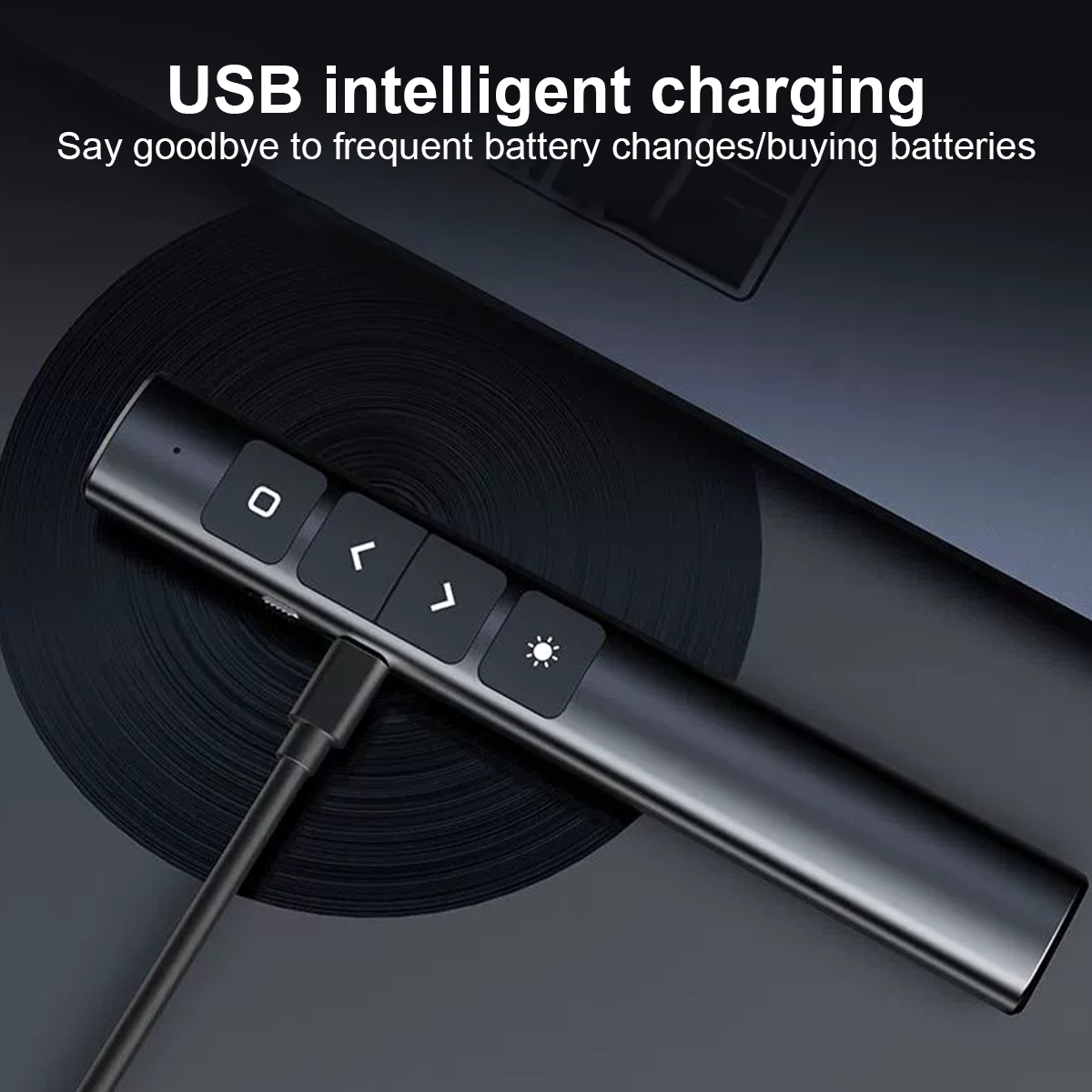 Eine schwarze Präsentationsfernbedienung wird über USB aufgeladen. Tasten sind sichtbar. Oben steht 'USB intelligentes Laden'.