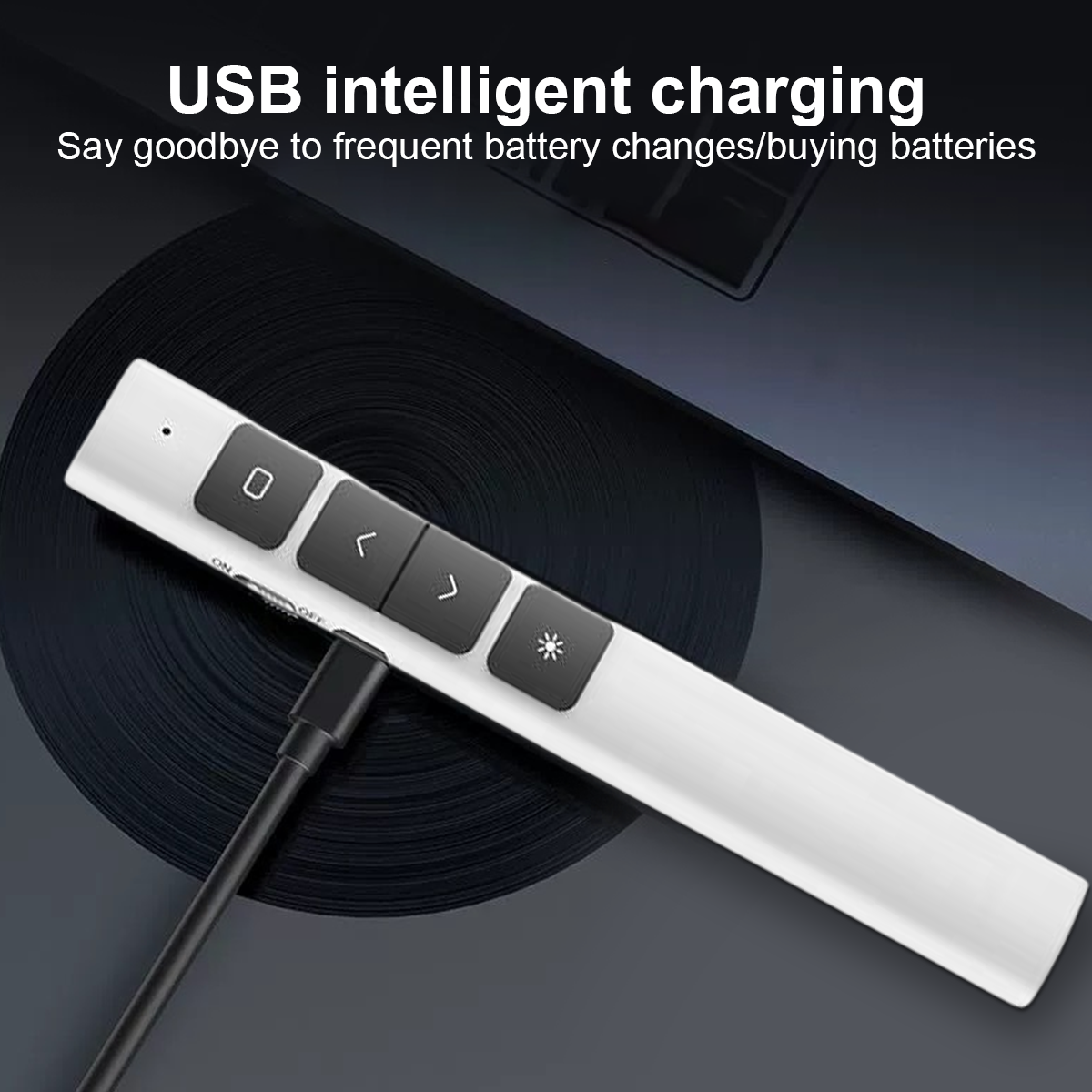 Eine weiße Präsentationsfernbedienung mit schwarzen Tasten ist an ein schwarzes Kabel angeschlossen. Text oben lautet 'USB-intelligentes Aufladen'.