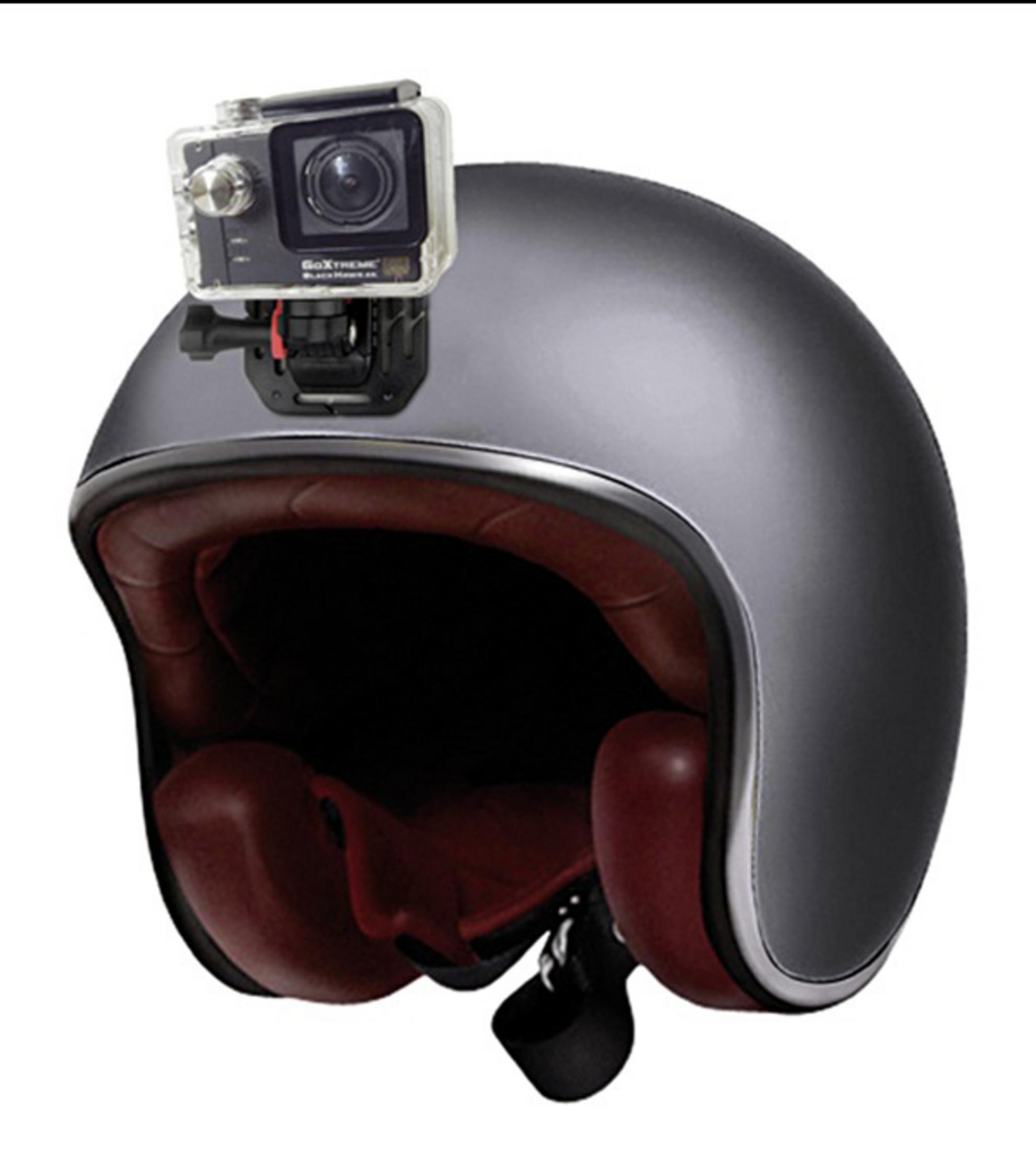 Ein grauer Motorradhelm mit befestigter Kamera. Der Innenraum ist rot. Ein schwarzer Riemen ist vorhanden.