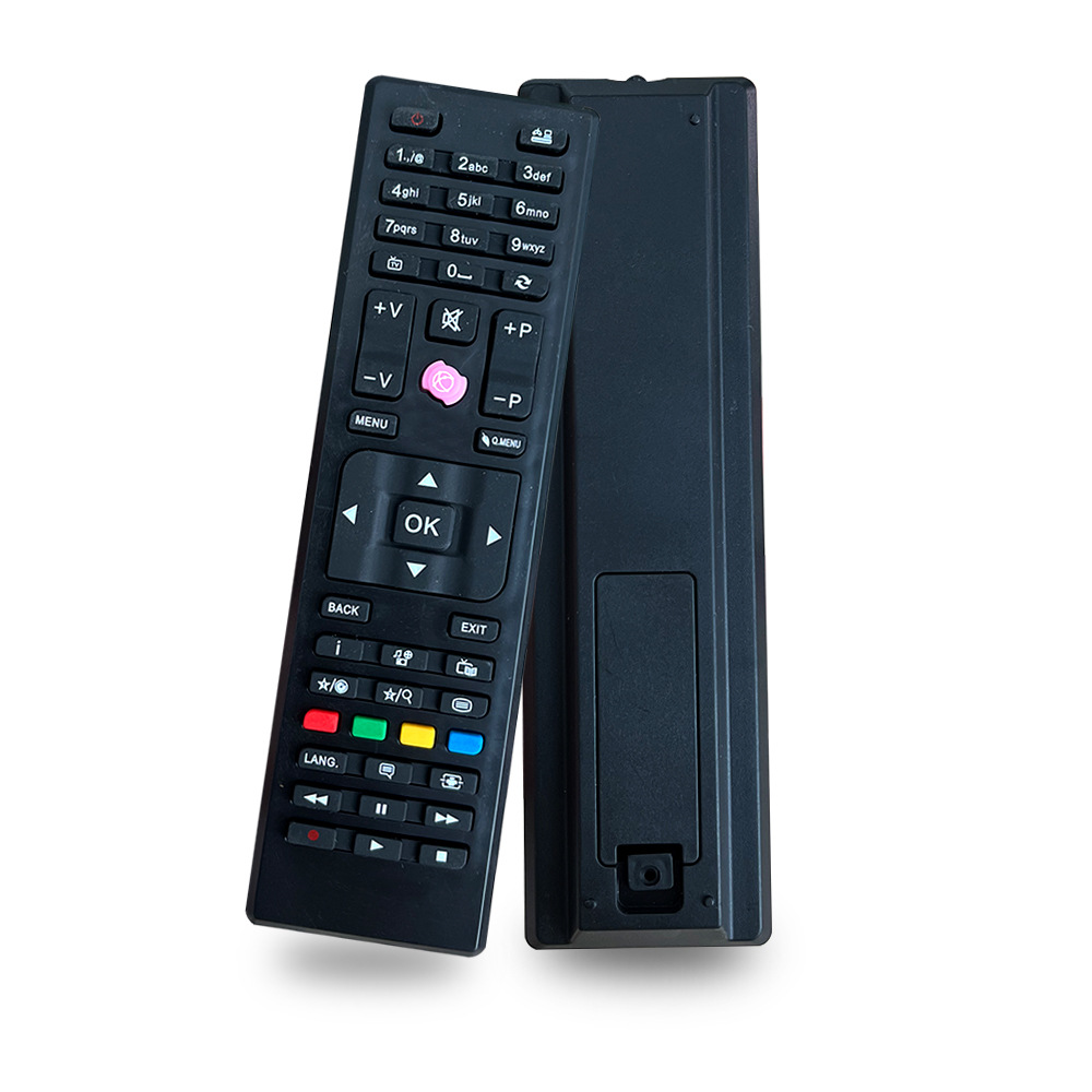 Eine schwarze TV-Fernbedienung mit vielen Tasten, darunter Zahlen, Lautstärke, Menü und Richtungstasten. Die Batterieabdeckung ist getrennt.