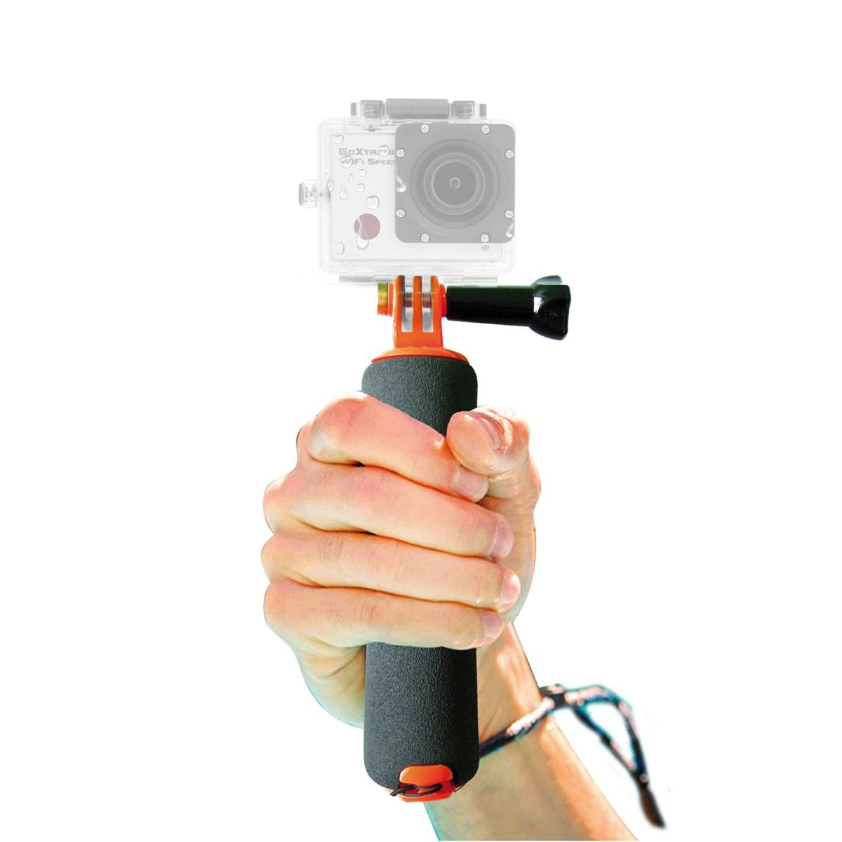 Eine Hand hält einen schwarzen und orangefarbenen Kameragriff. Oben ist eine Kamera im GoPro-Stil montiert. Der Hintergrund ist weiß.