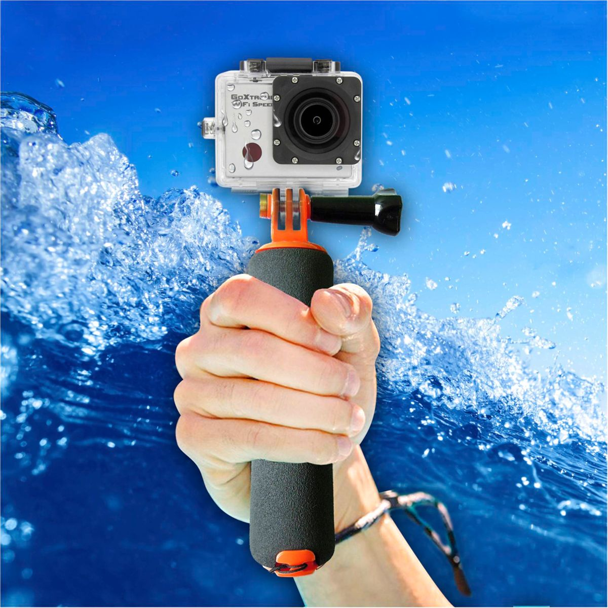 Eine Hand hält eine wasserdichte Action-Kamera über spritzendem Wasser. Die Kamera ist schwarz und weiß. Blauer Hintergrund.