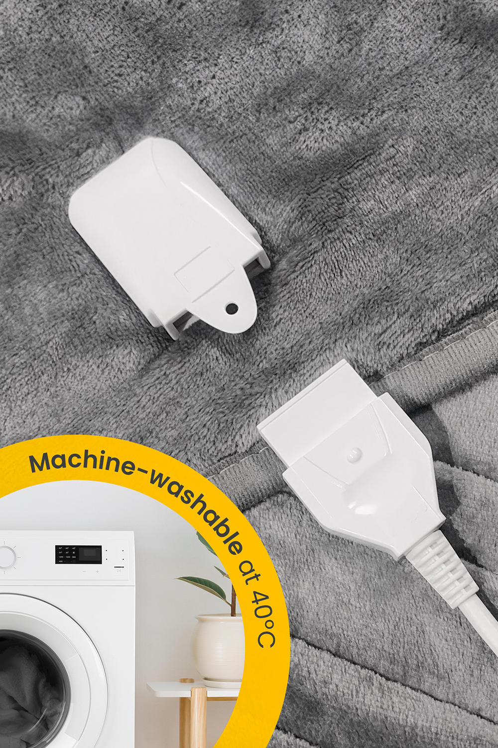 Weiße Teile einer elektrischen Heizdecke auf grauem Stoff. Im Hintergrund eine Waschmaschine. Text: 'Maschinenwaschbar bei 40°C'.