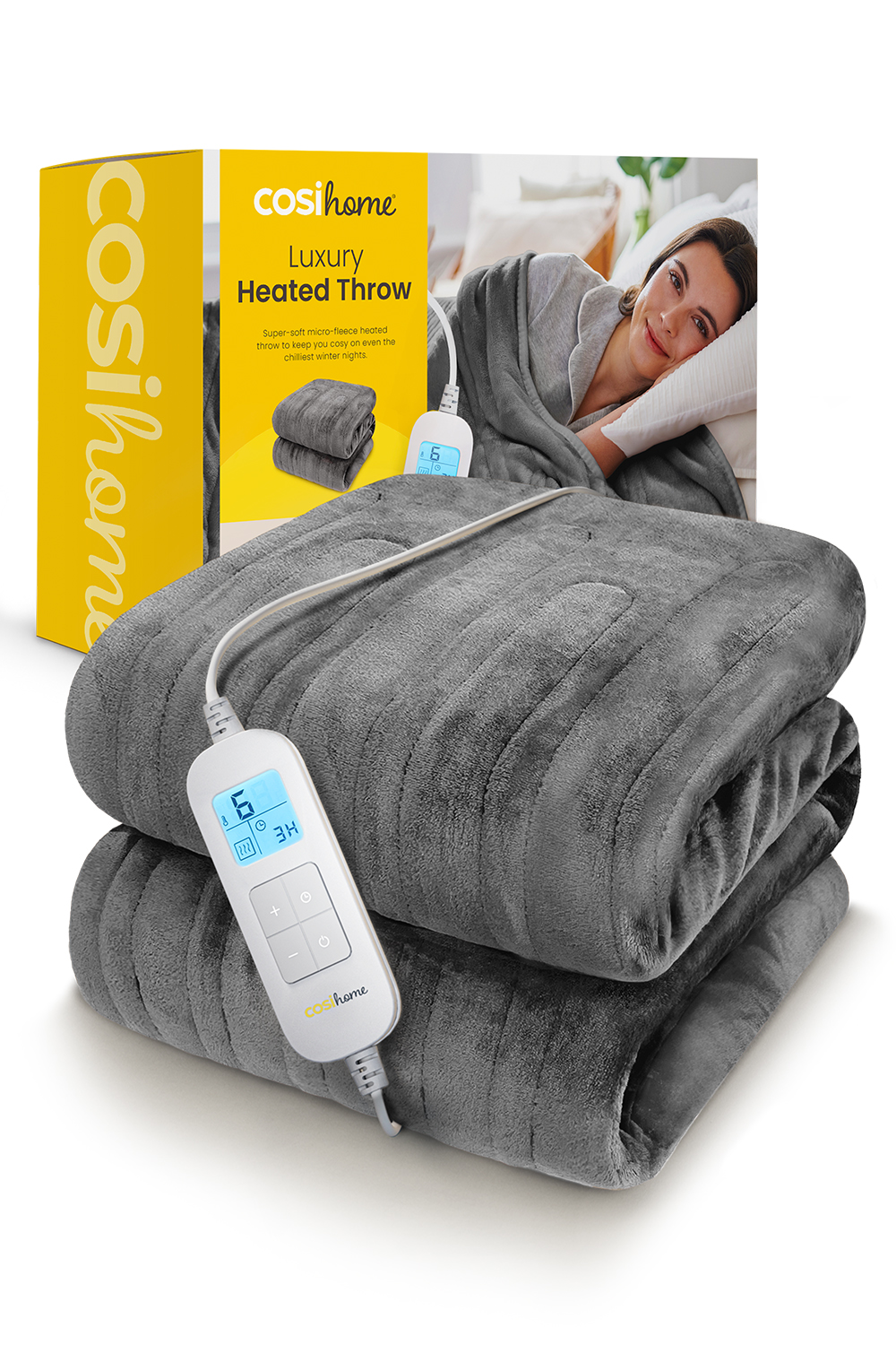 Eine graue beheizte Kuscheldecke mit Fernbedienung. Im Hintergrund ist eine Frau, links eine Produktverpackung.
