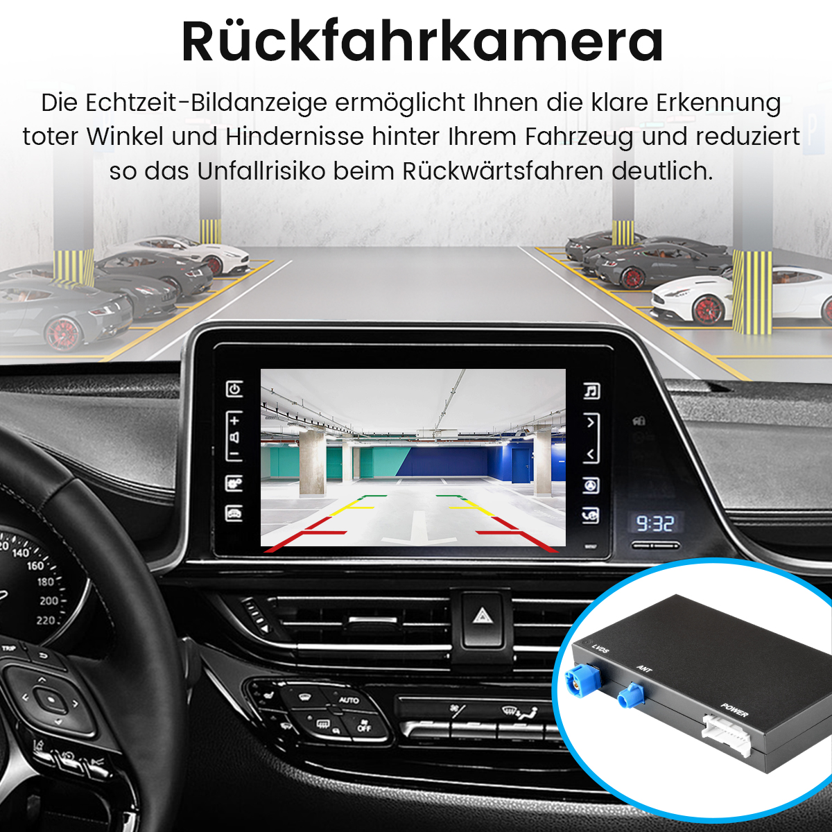 Autoinnenraum mit Display, das eine Parkplatzansicht zeigt. Autos stehen im Hintergrund. Eine kleine Box mit Anschlüssen ist in der Ecke.