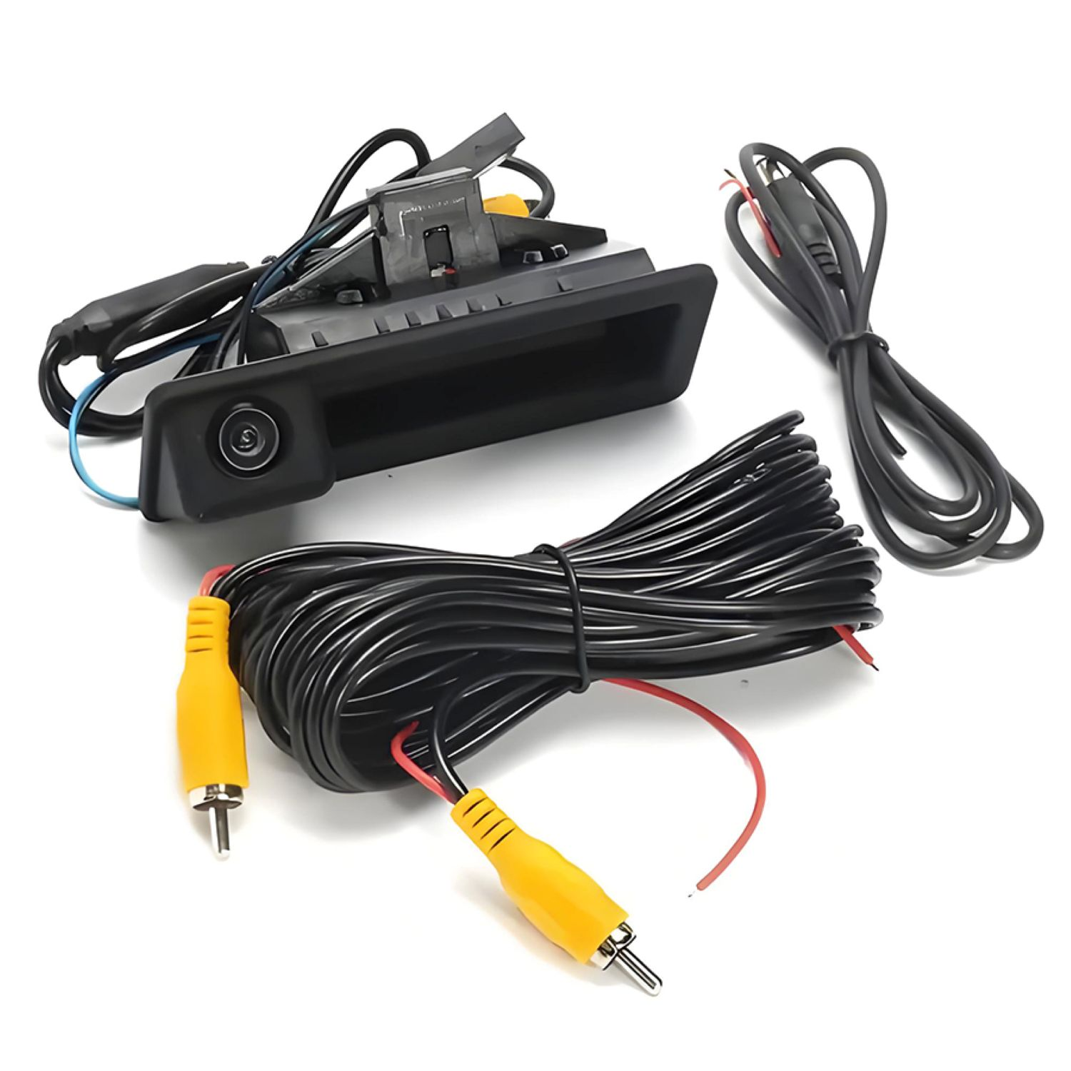 Ein Auto-Rückfahrkamera-Kit auf weißem Untergrund. Enthält ein schwarzes Kameragehäuse, Kabel und gelbe Cinch-Anschlüsse.