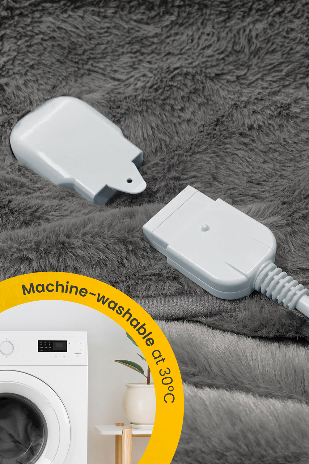 Weißer Stecker für die elektrische Heizdecke auf grauem, flauschigem Stoff. Im Hintergrund eine Waschmaschine, mit Text, dass es maschinenwaschbar ist.