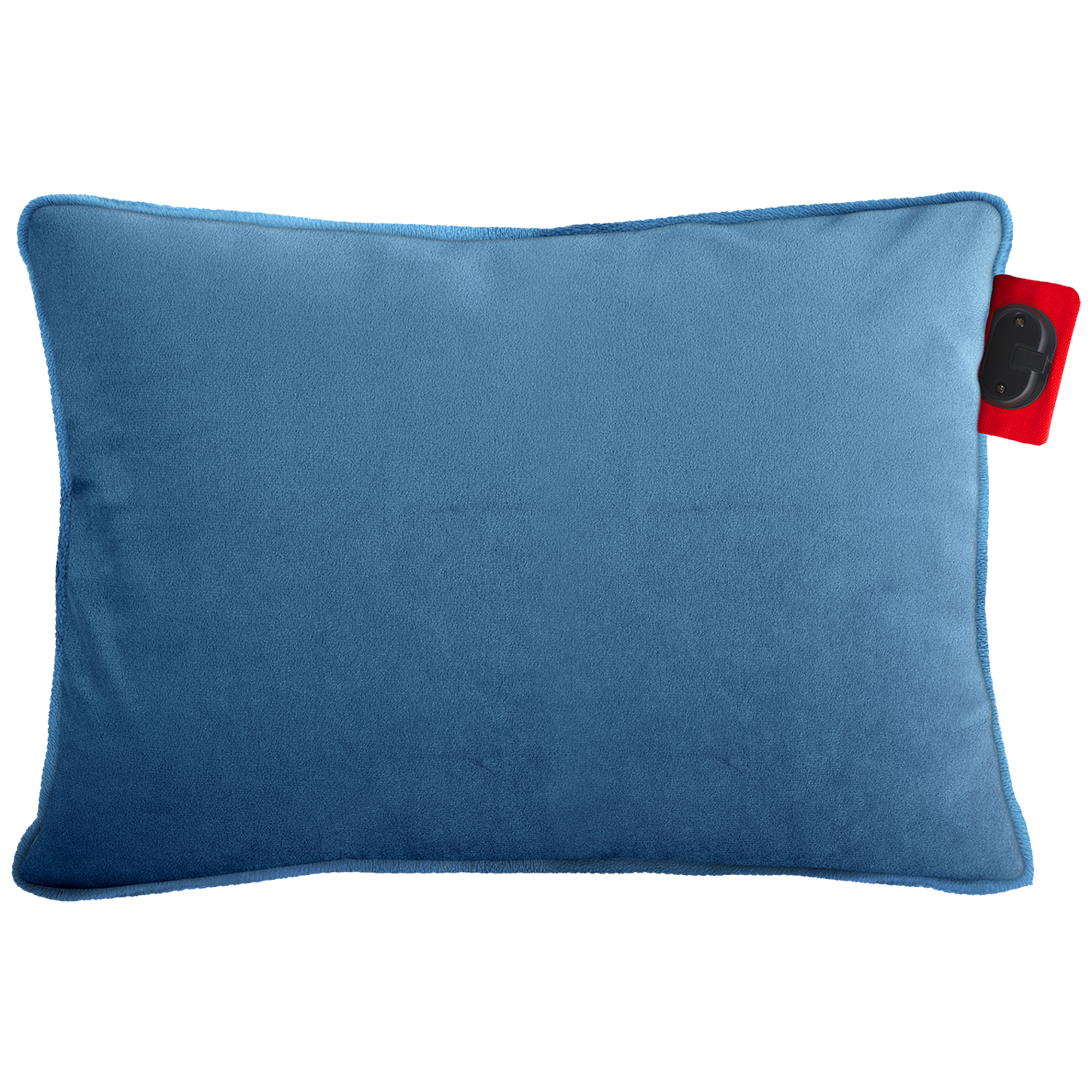Een blauw rechthoekig kussen met een rood label. Het kussen heeft een donkerblauwe rand en een label met een zwarte knop.