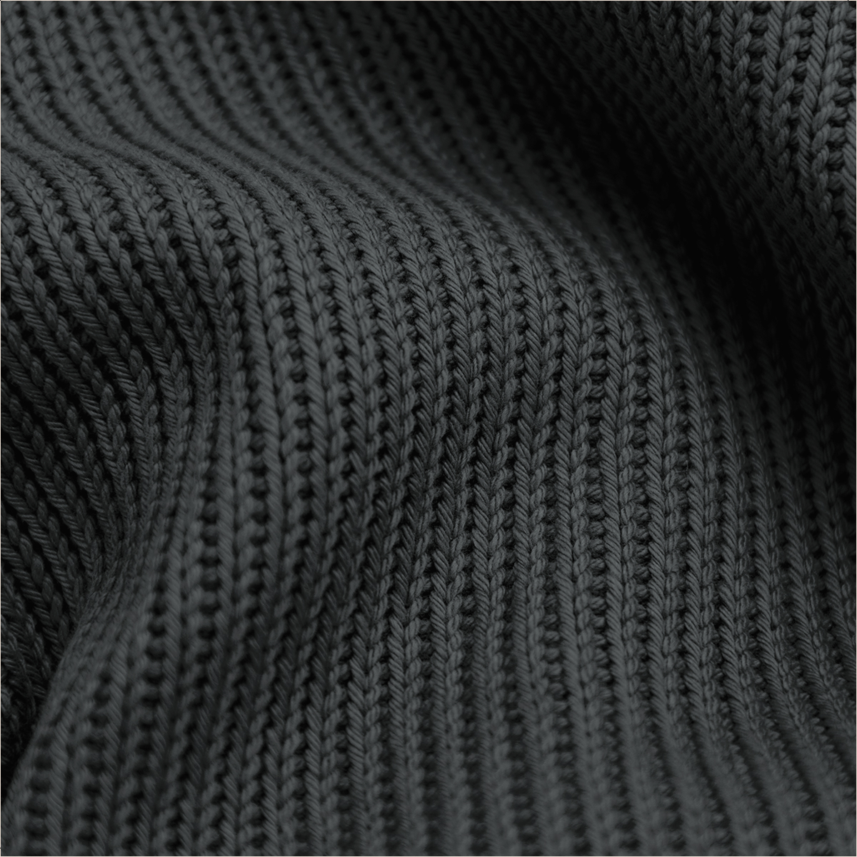 Close-up van donkergrijze gebreide stof. Verticaal geribbeld patroon met zichtbare textuur en plooien creëert een gestructureerd oppervlak.