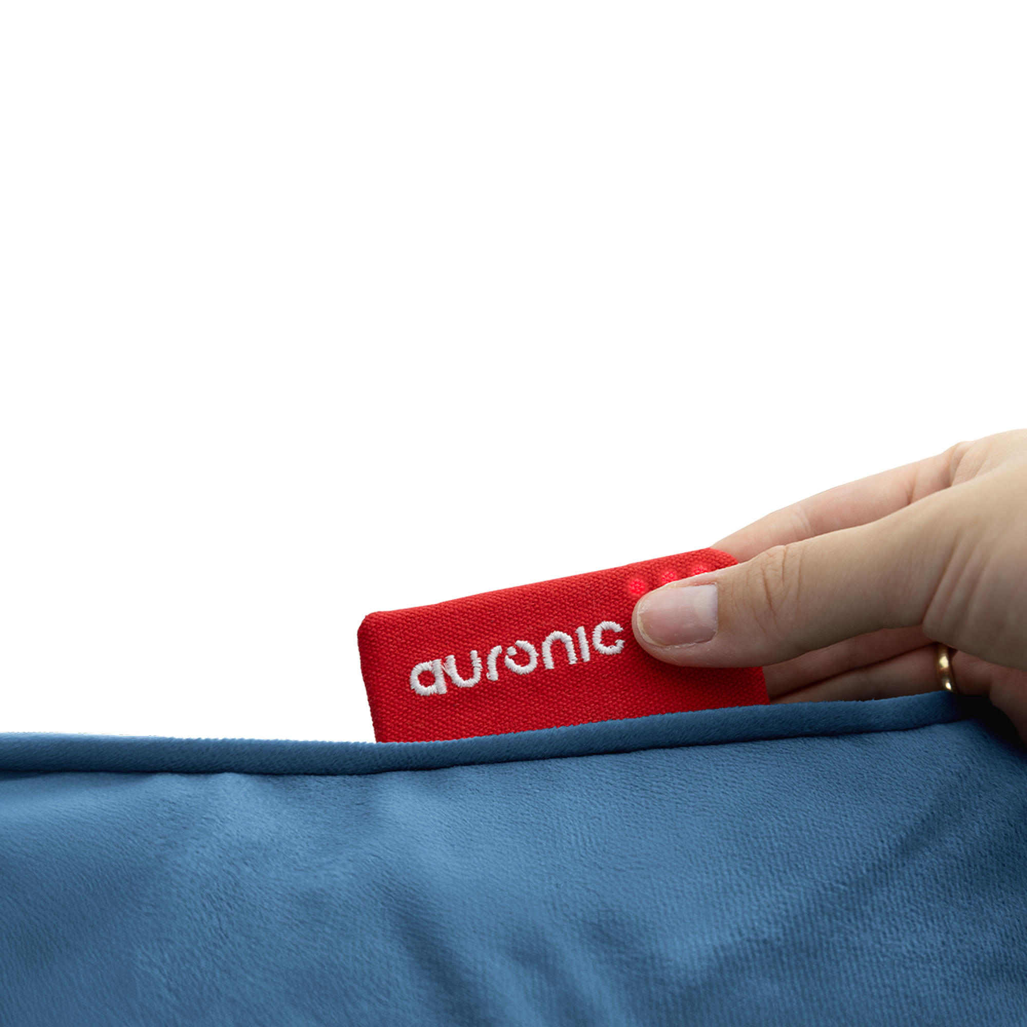 Een hand houdt een rood stoffen label met 'auronic' erop, over blauwe stof. Witte achtergrond.