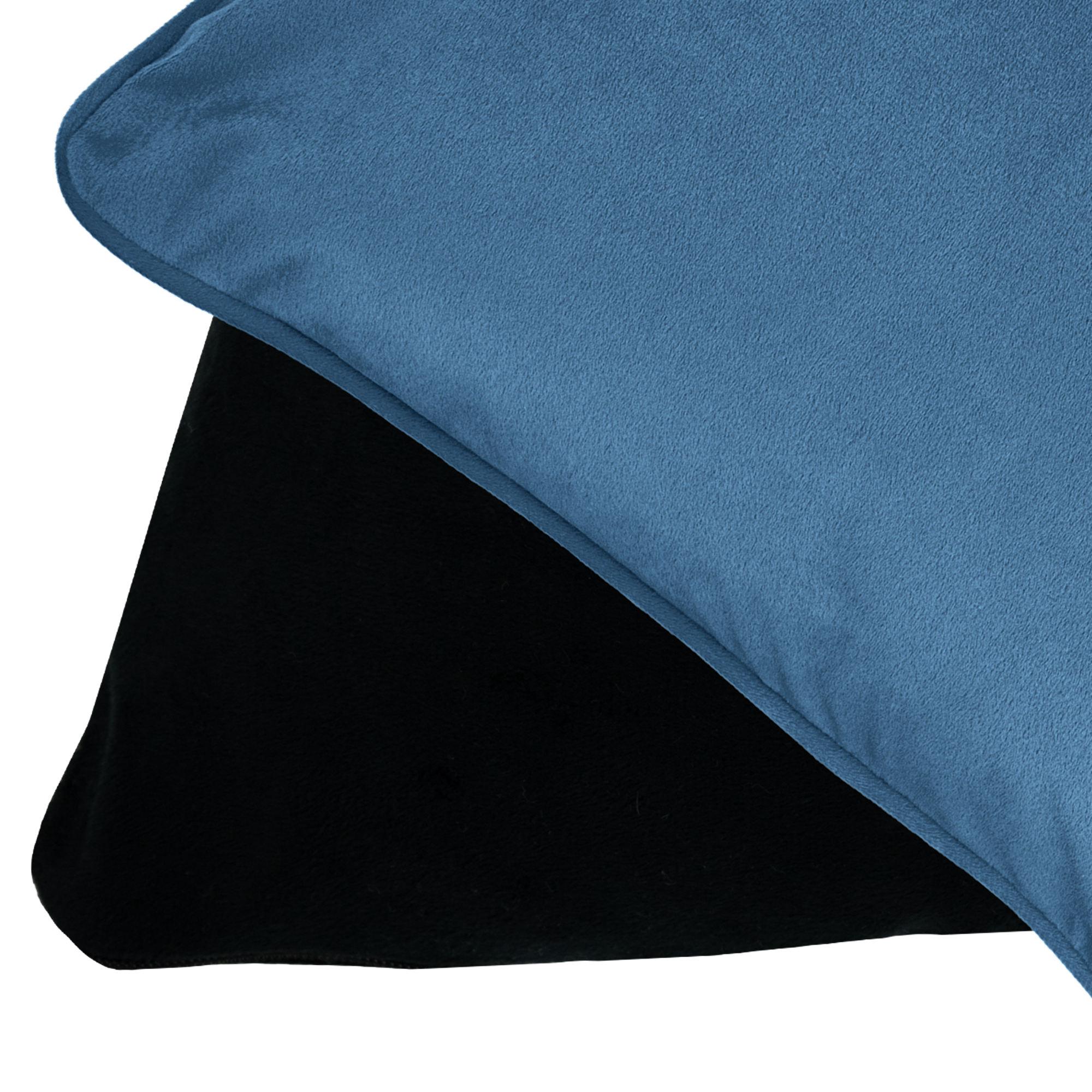 Blauwe en zwarte stof, mogelijk dekens, overlappend. De blauwe stof ligt bovenop, met een afgeronde rand. Witte achtergrond.
