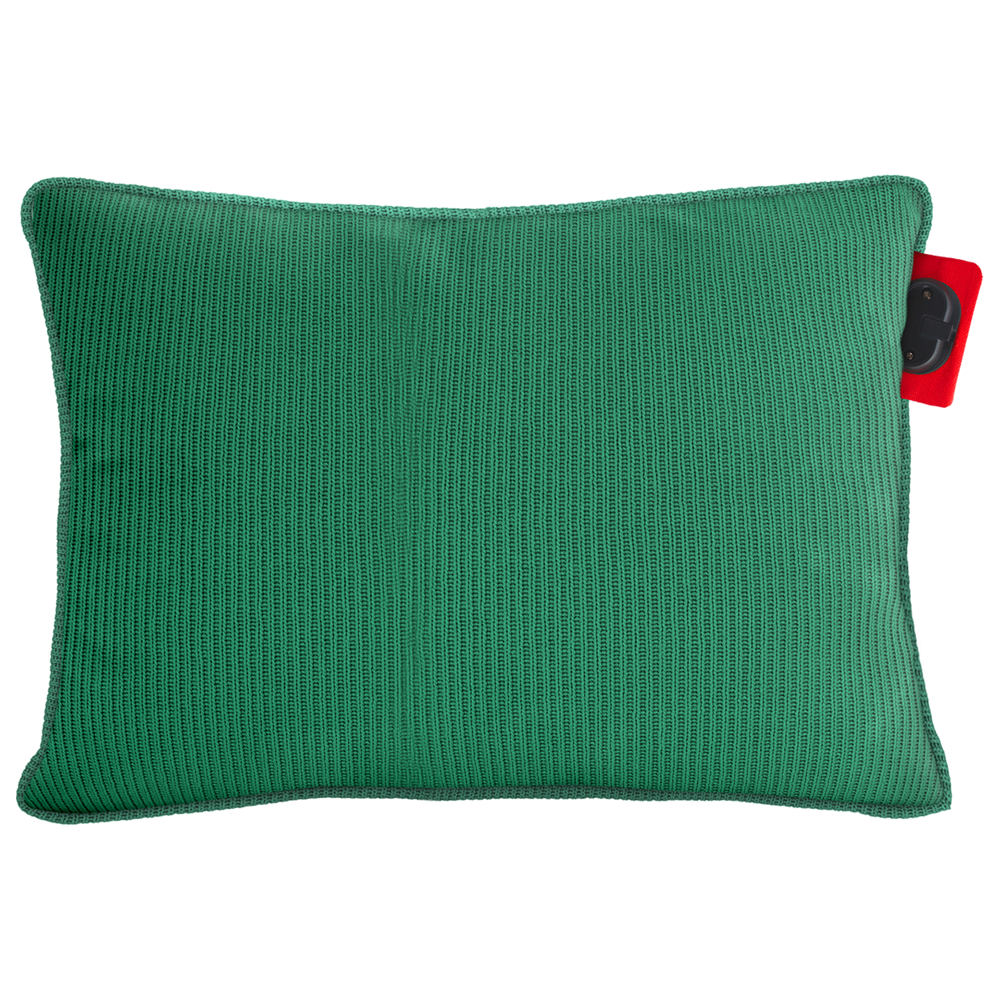 Un oreiller rectangulaire vert avec une surface texturée et une étiquette rouge avec un objet noir attaché.