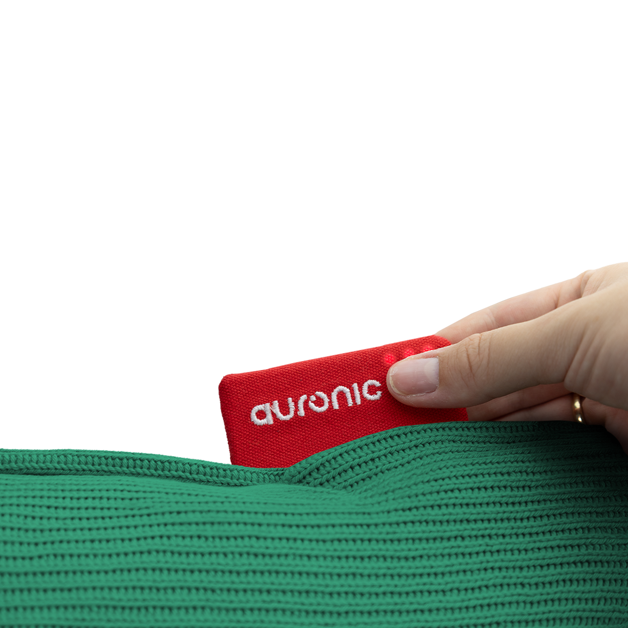 Une main sort une carte Auronic rouge d'une poche verte tricotée. Fond blanc.