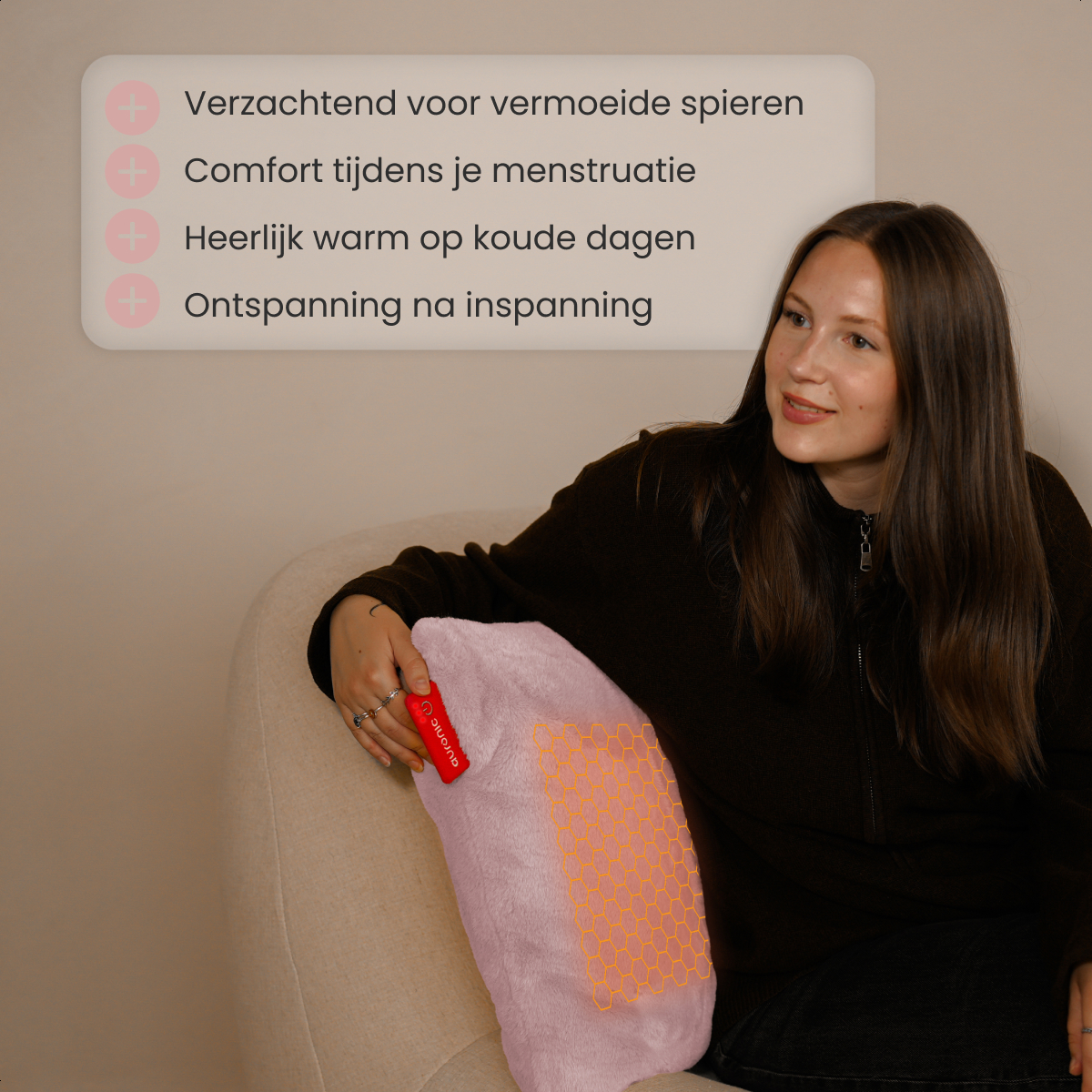 Une femme assise sur une chaise beige tient un coussin chauffant rose. Des bulles de texte énumèrent les avantages. Le coussin a un motif en nid d'abeille orange.