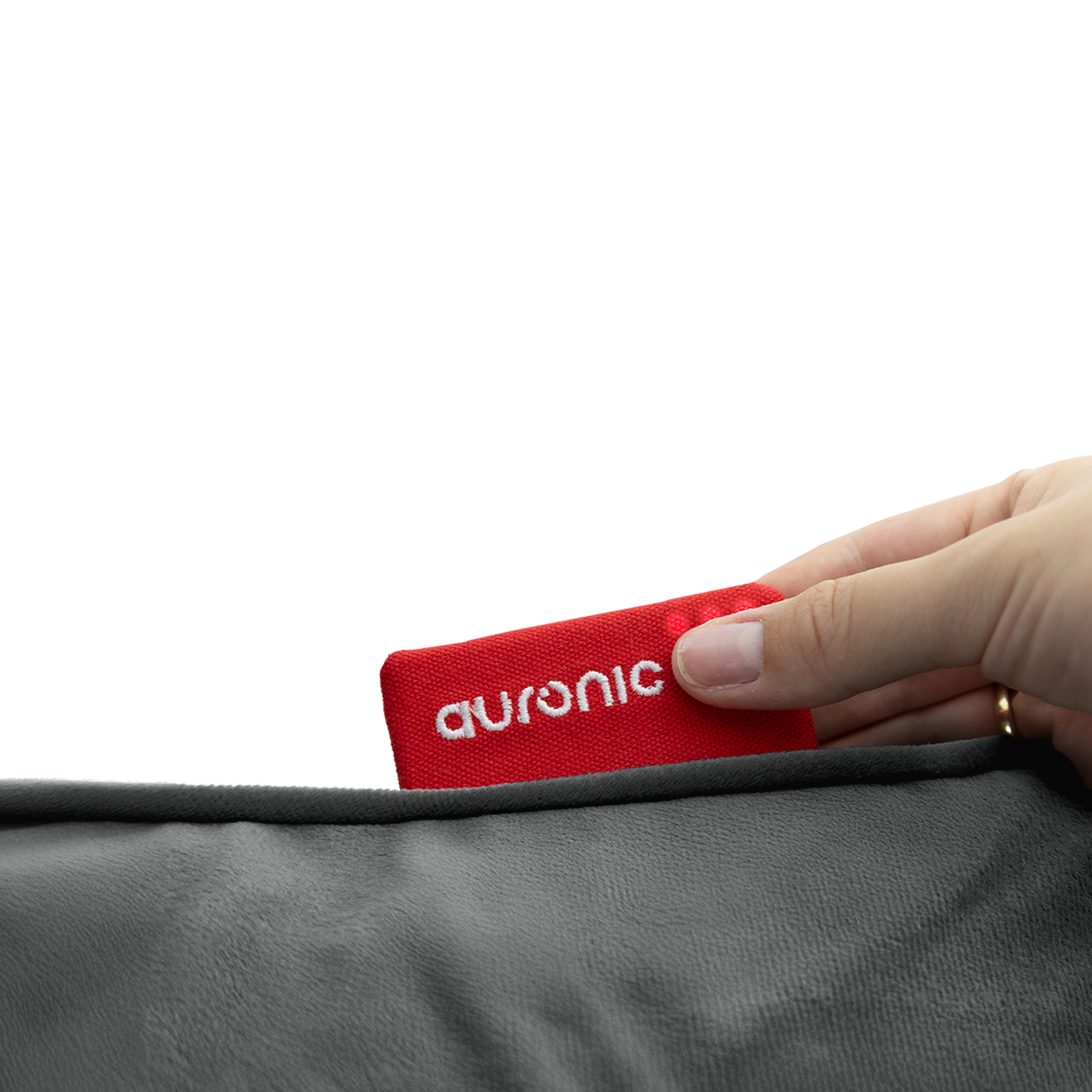Een hand die een rood label met 'auronic' in een grijs kussen steekt. De achtergrond is wit.
