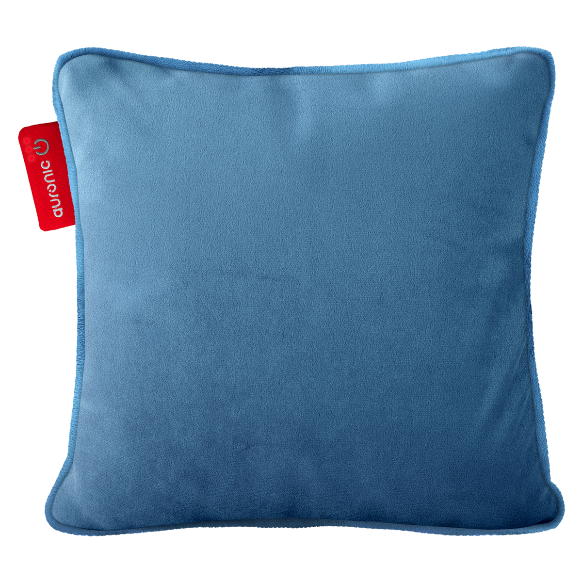 Un oreiller carré bleu avec une bordure bleu clair. Une étiquette rouge avec texte blanc est attachée.