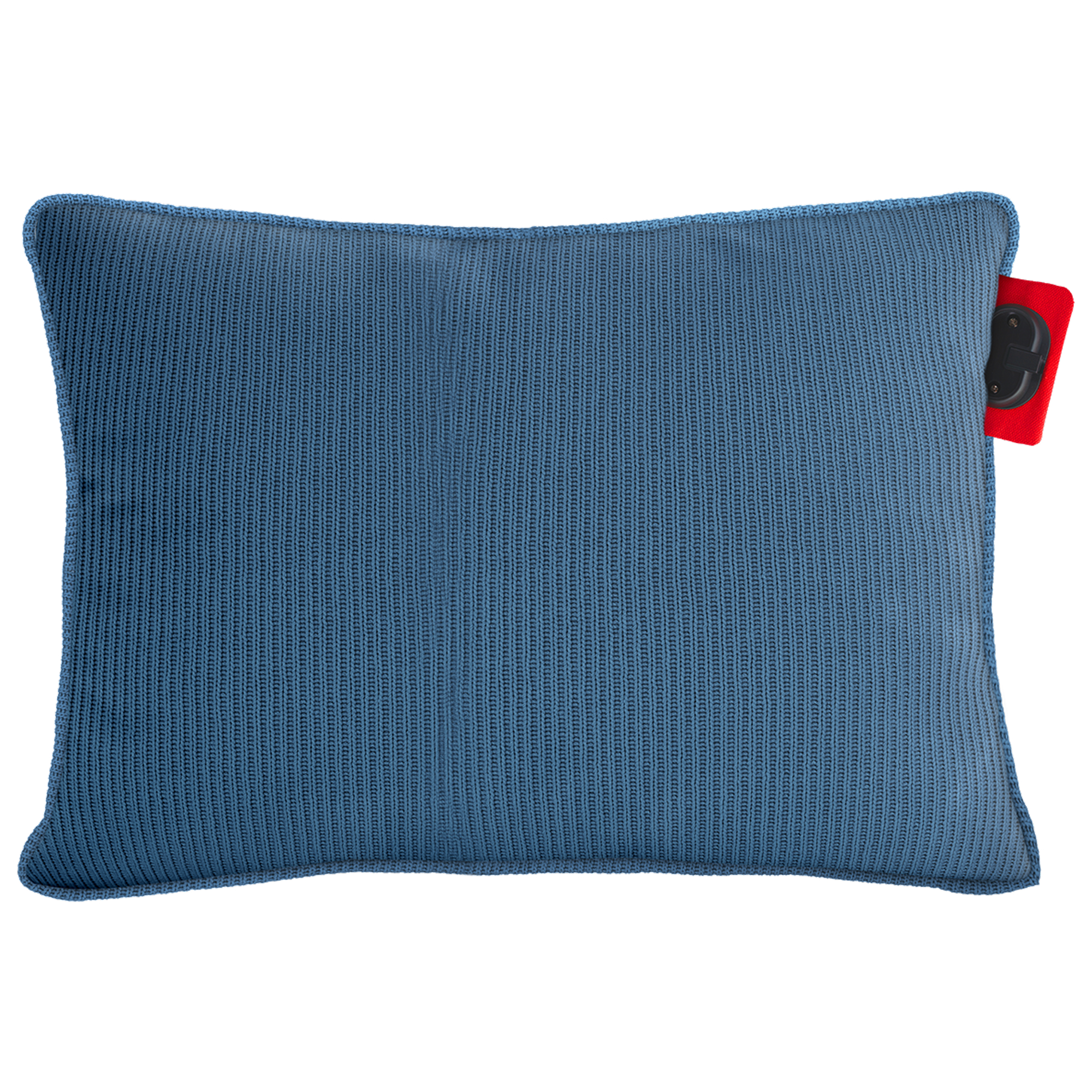 Een blauw rechthoekig kussen met een gestructureerd oppervlak en een rood label met een zwarte gesp eraan.