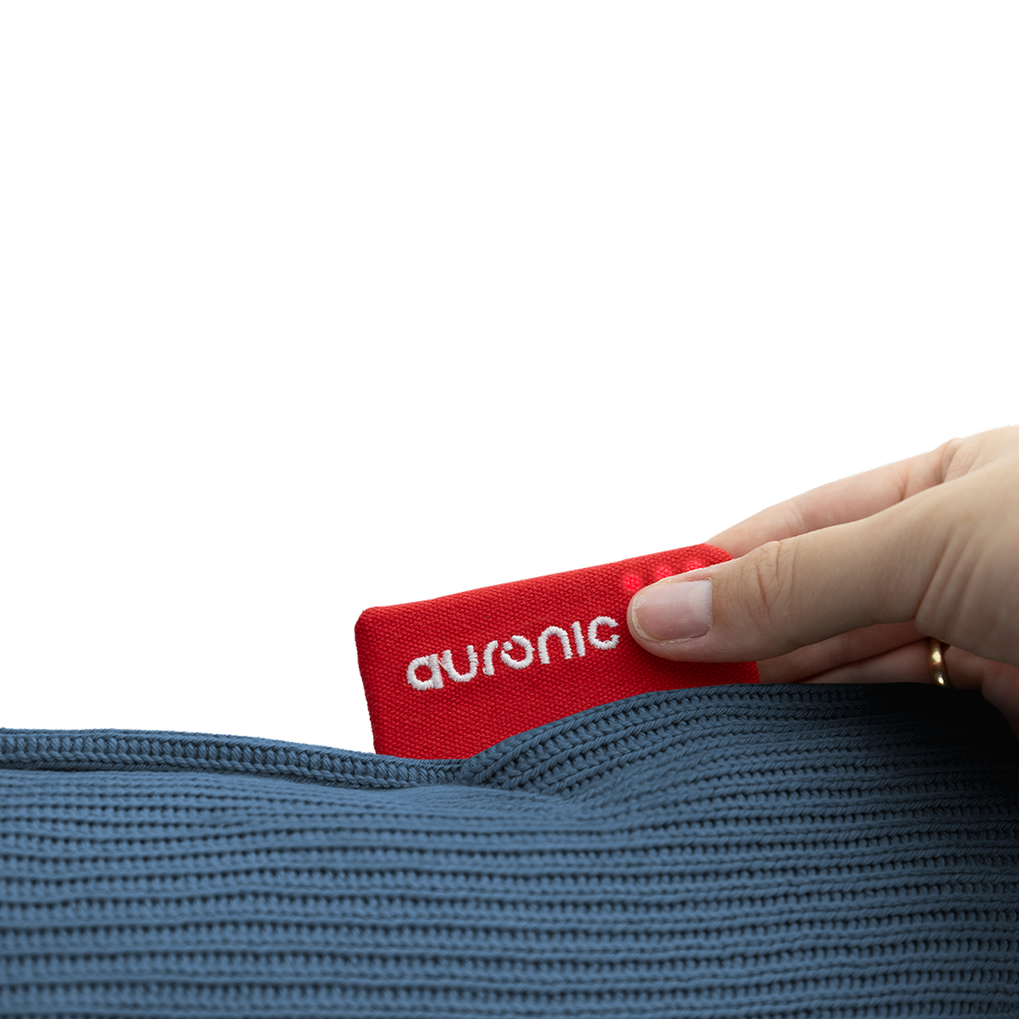 Een hand trekt een rode kaart met 'auronic' uit een blauwe, gebreide zak. Witte achtergrond.