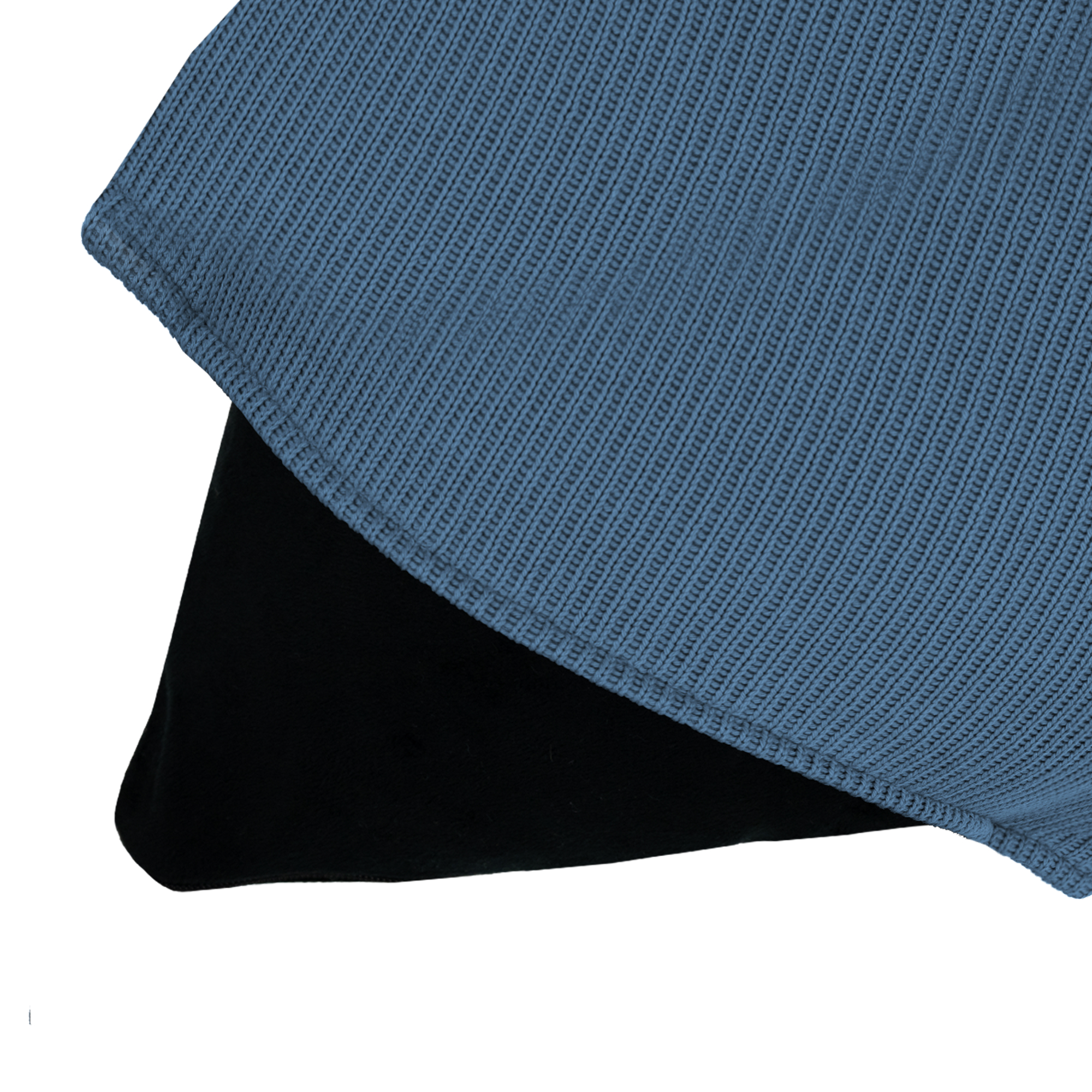 Een close-up toont een blauwe gebreide stof en een zwarte stof die elkaar overlappen, tegen een witte achtergrond.