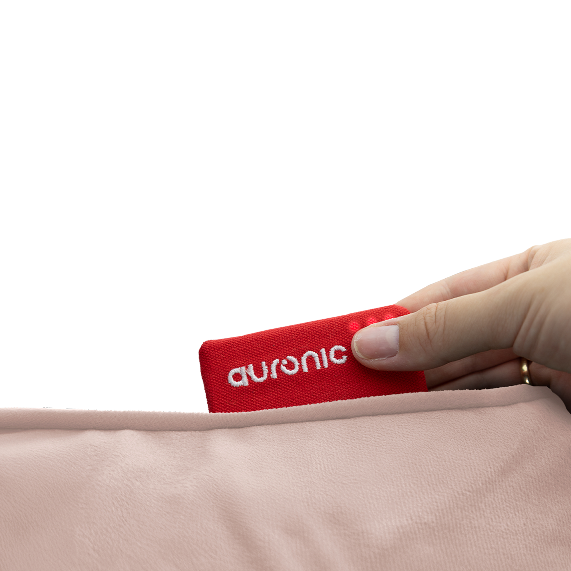 Een hand houdt een rood label met 'auronic' in witte letters, geplaatst op een lichtroze oppervlak tegen een witte achtergrond.