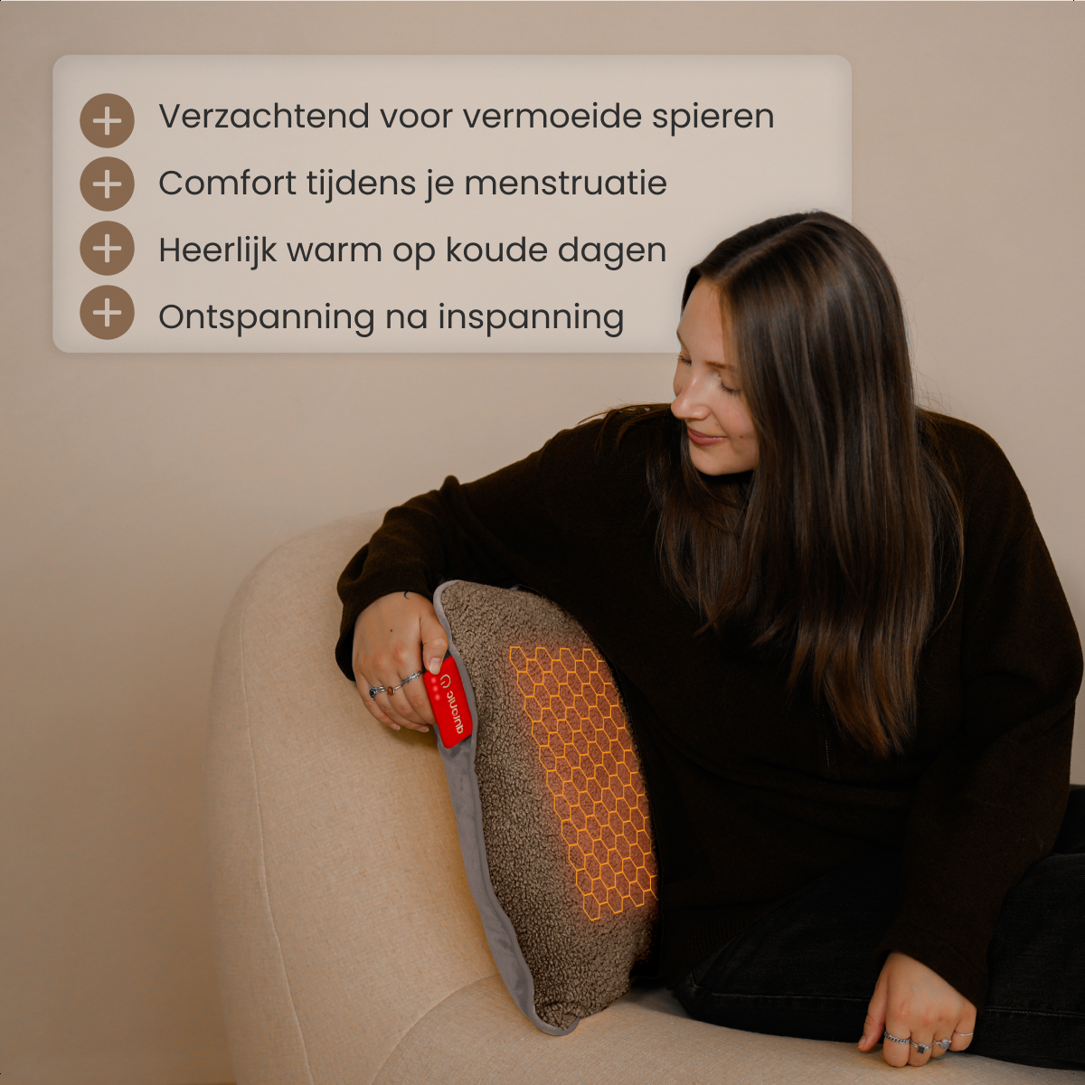 Een vrouw zit met een verwarmd kussen. Het kussen heeft een rood label en een honingraatpatroon. Tekst vermeldt voordelen: spierverlichting, warmte en comfort.