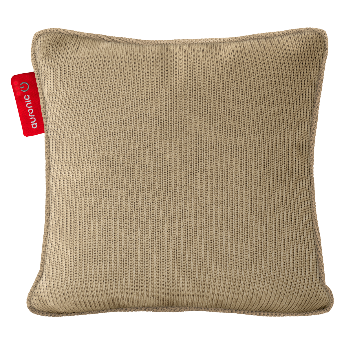 Een beige vierkant kussen met een textuur. Een rood label met witte tekst is bevestigd.
