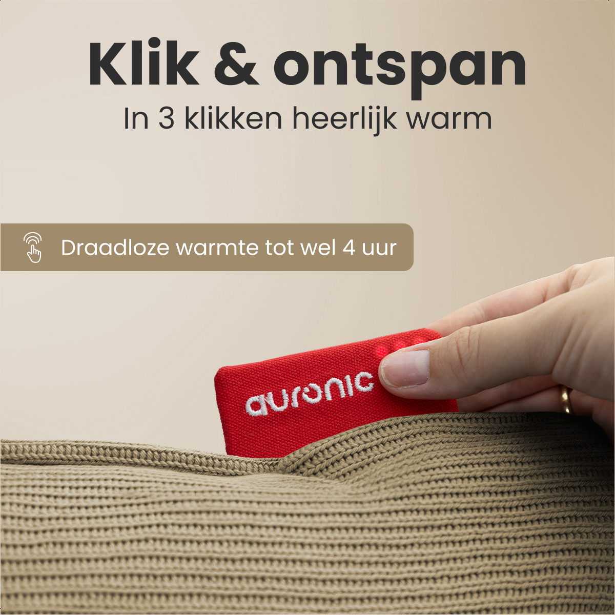 Een hand steekt een rood apparaat met het woord 'auronic' in een zak. De tekst 'Klik & ontspan' staat bovenaan.