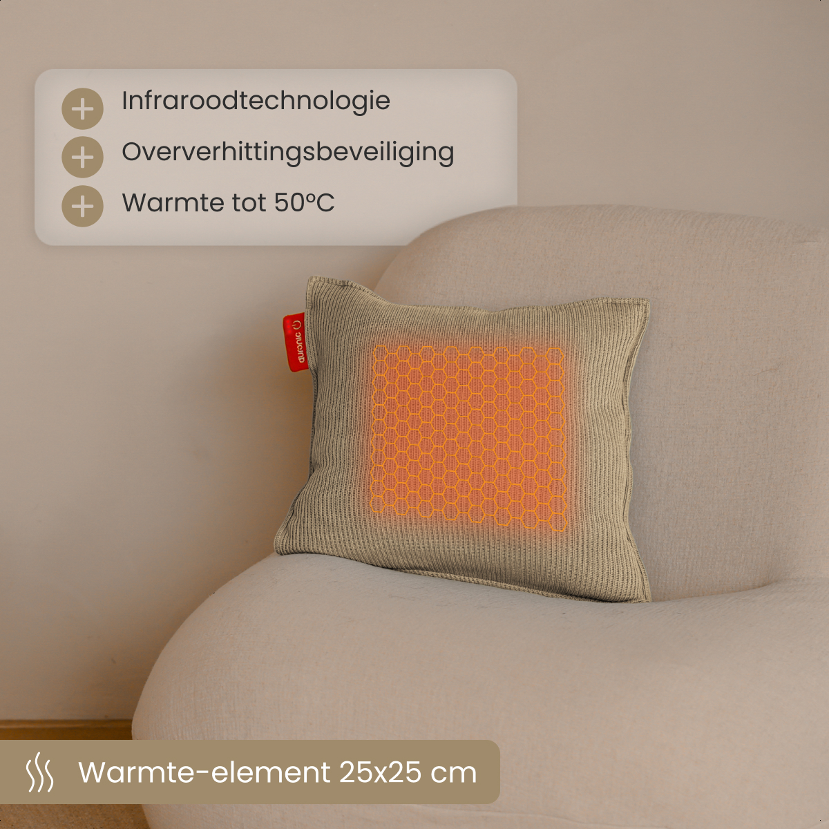 Een beige verwarmingskussen met een oranje honingraatpatroon ligt op een witte stoel. Tekst vermeldt infraroodtechnologie en warmte tot 50°C.