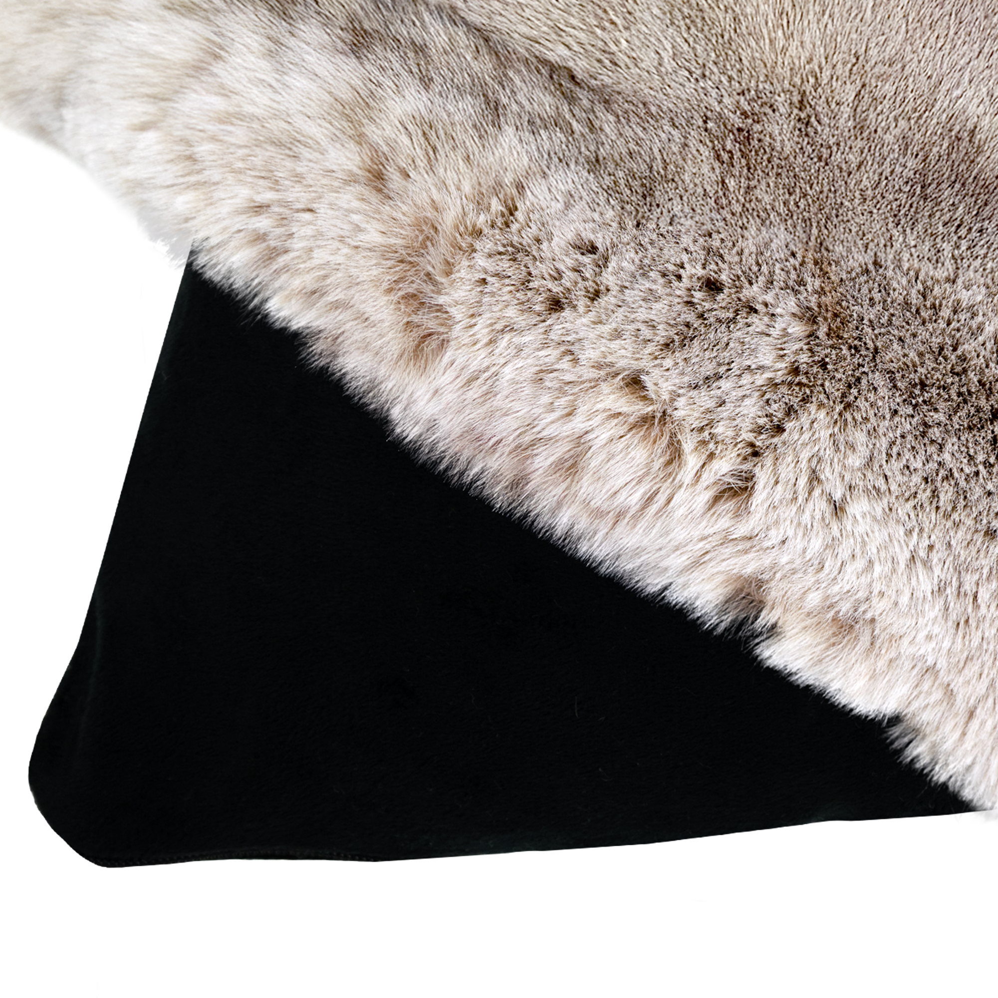 Gros plan d'un tapis en fourrure sur une surface noire. La fourrure est brun clair et la surface est noire.