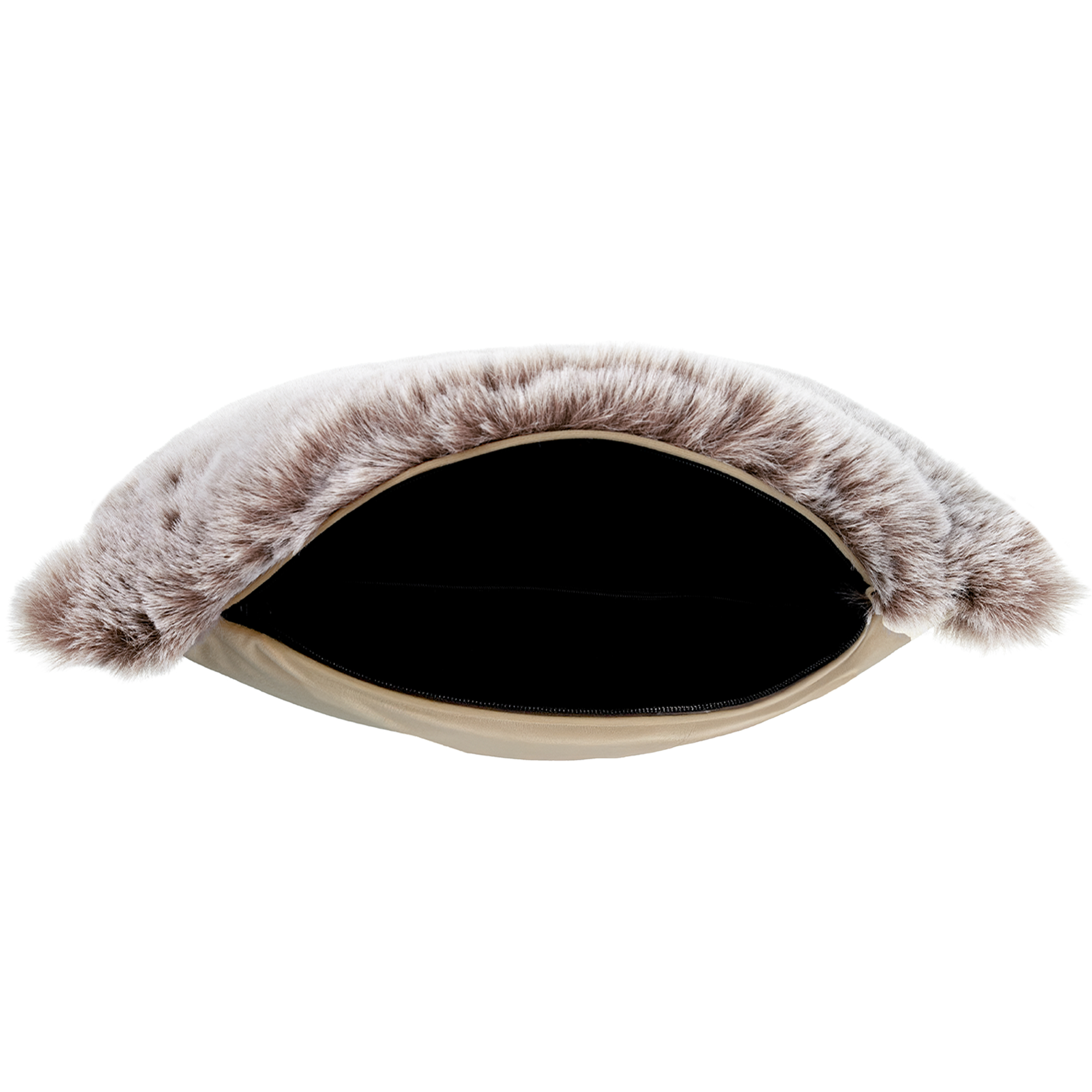 Un oreiller beige avec une garniture en fausse fourrure et un intérieur noir. L'oreiller est sur fond blanc.