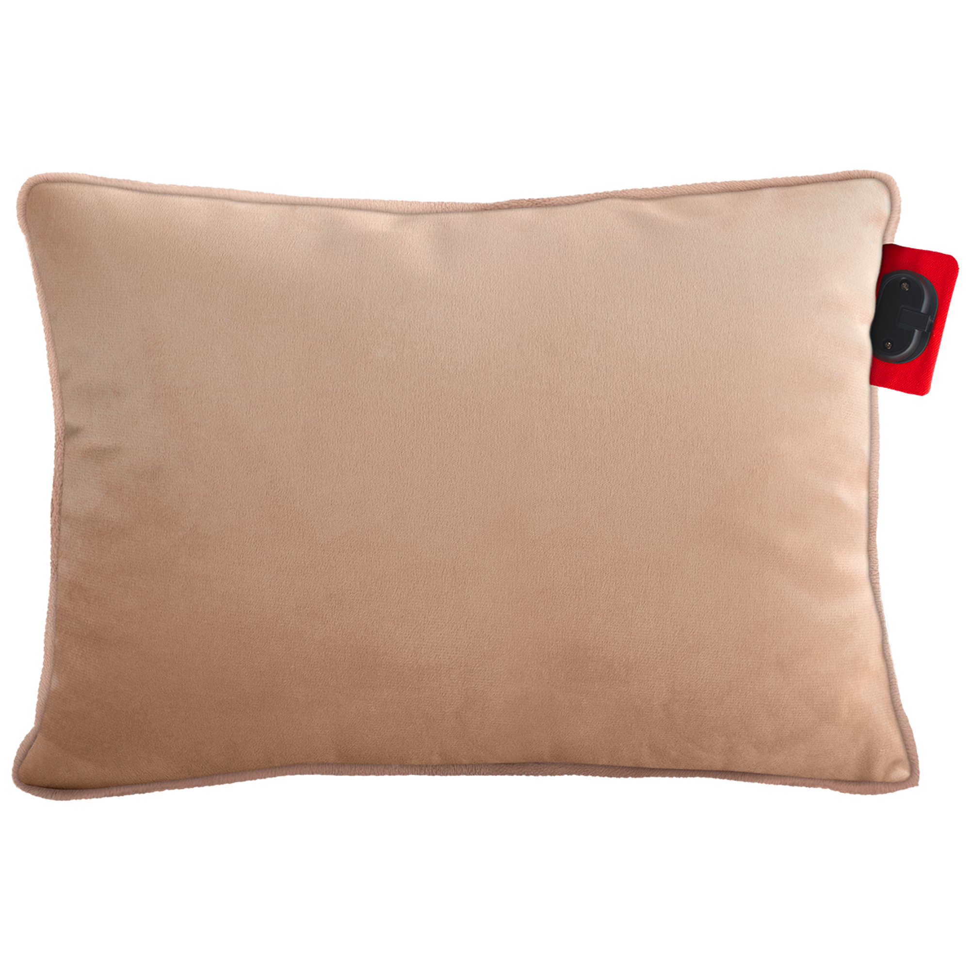 Een beige rechthoekig kussen met een rood label. Een zwarte knop is aan het label bevestigd.
