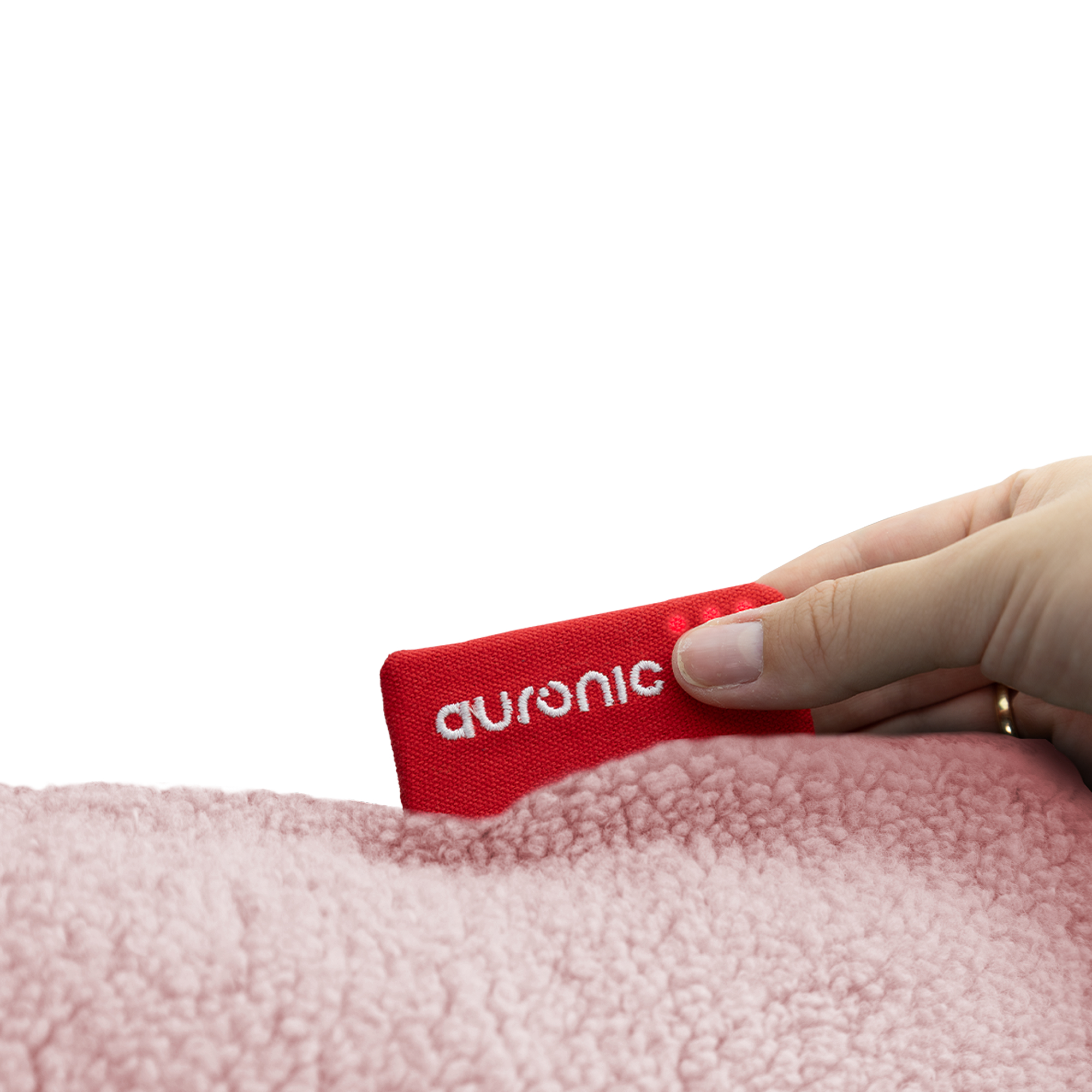 Een hand houdt een rood label met witte tekst 'auronic' boven roze, pluizig materiaal. Witte achtergrond.