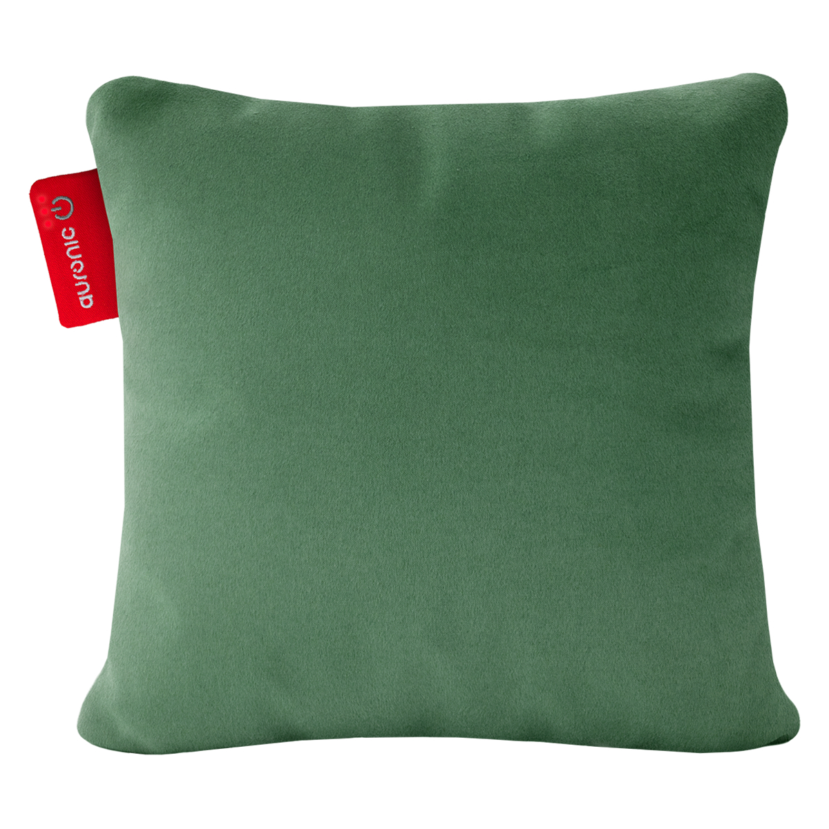 Un oreiller carré vert sauge avec une étiquette rouge. L'étiquette a du texte blanc et le logo de la marque.