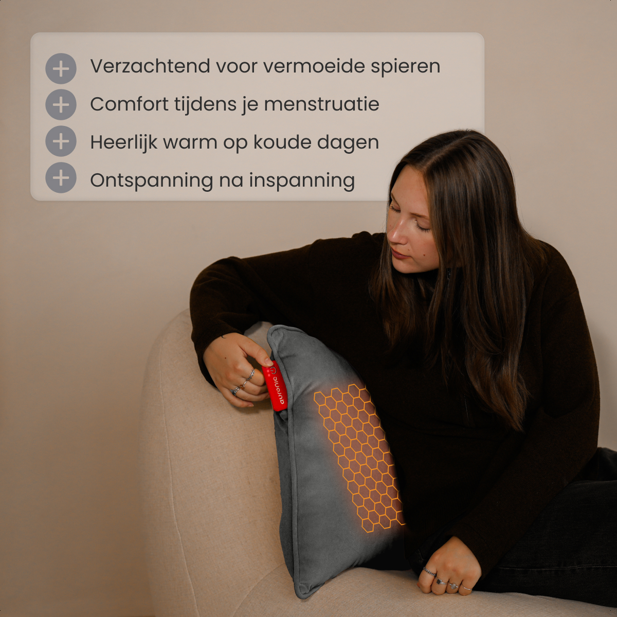 A woman holds a gray heating pad with a red label, leaning on a beige couch. Text bubbles list benefits.