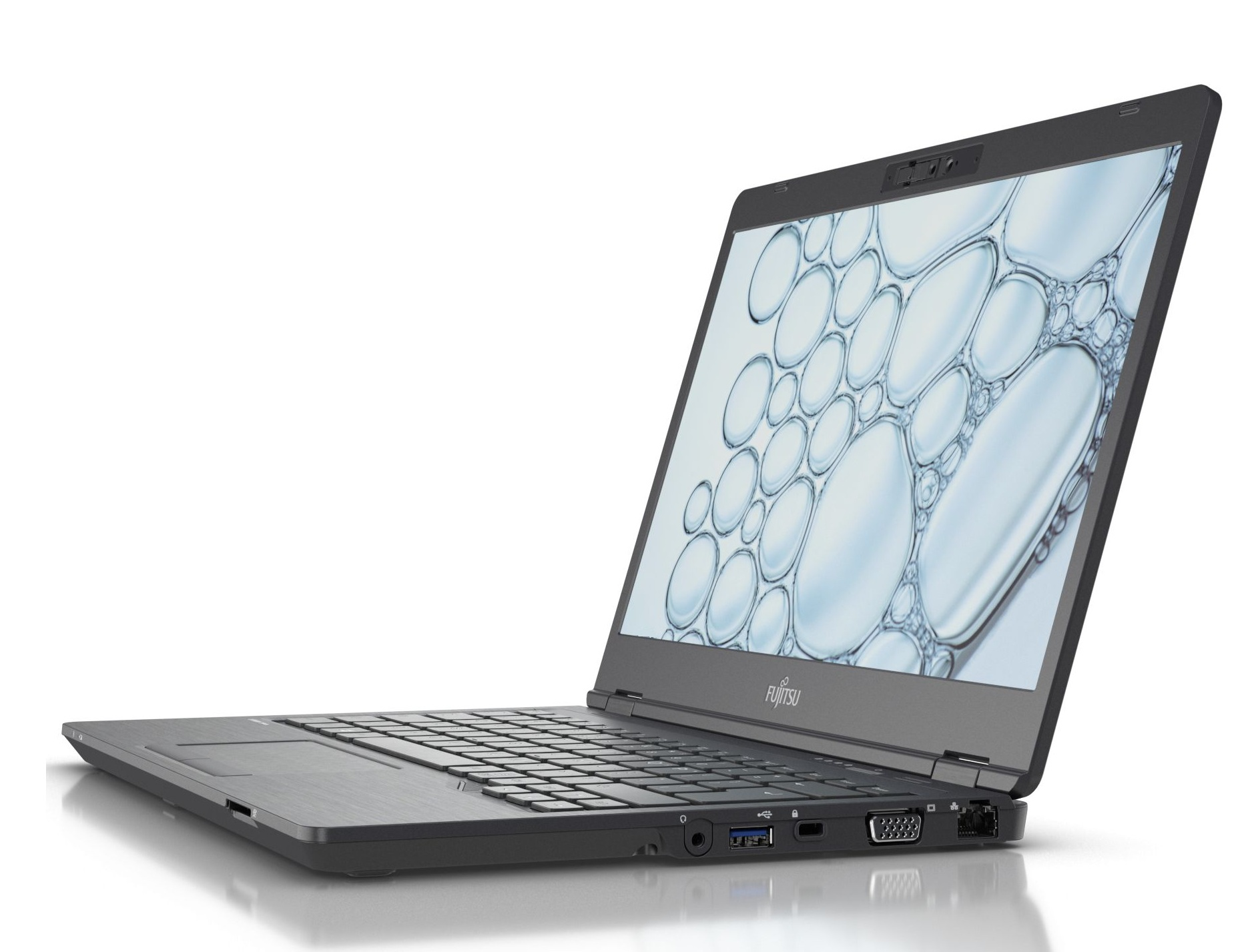 Ein schwarzer Fujitsu-Laptop ist geöffnet und zeigt einen sprudelnden Hintergrund. Der Laptop ist abgewinkelt und zeigt die Tastatur und Anschlüsse.