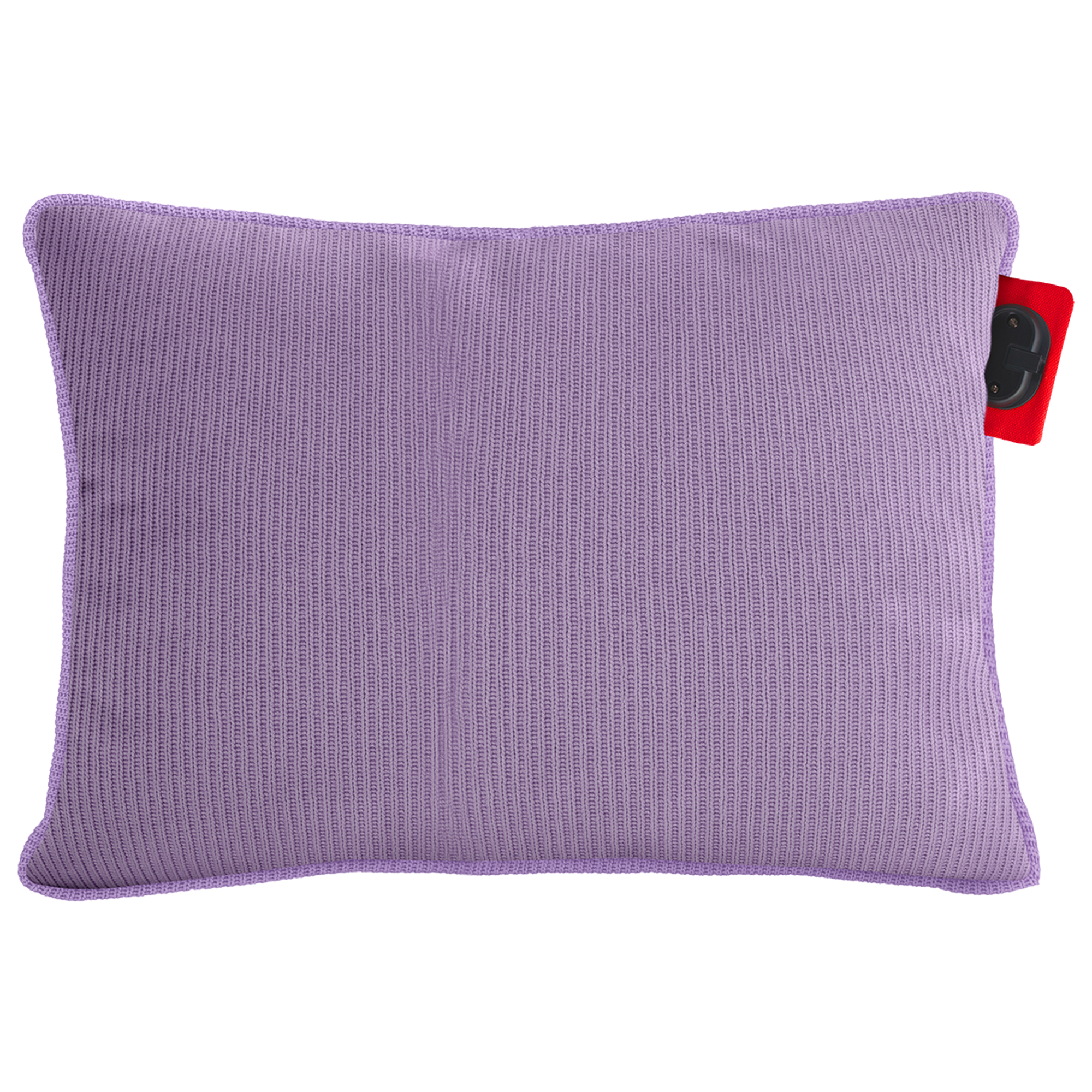 Een rechthoekig lavendelkleurig kussen met een gebreide textuur. Een rood label met een zwart onderdeel is aan de rechterkant bevestigd.